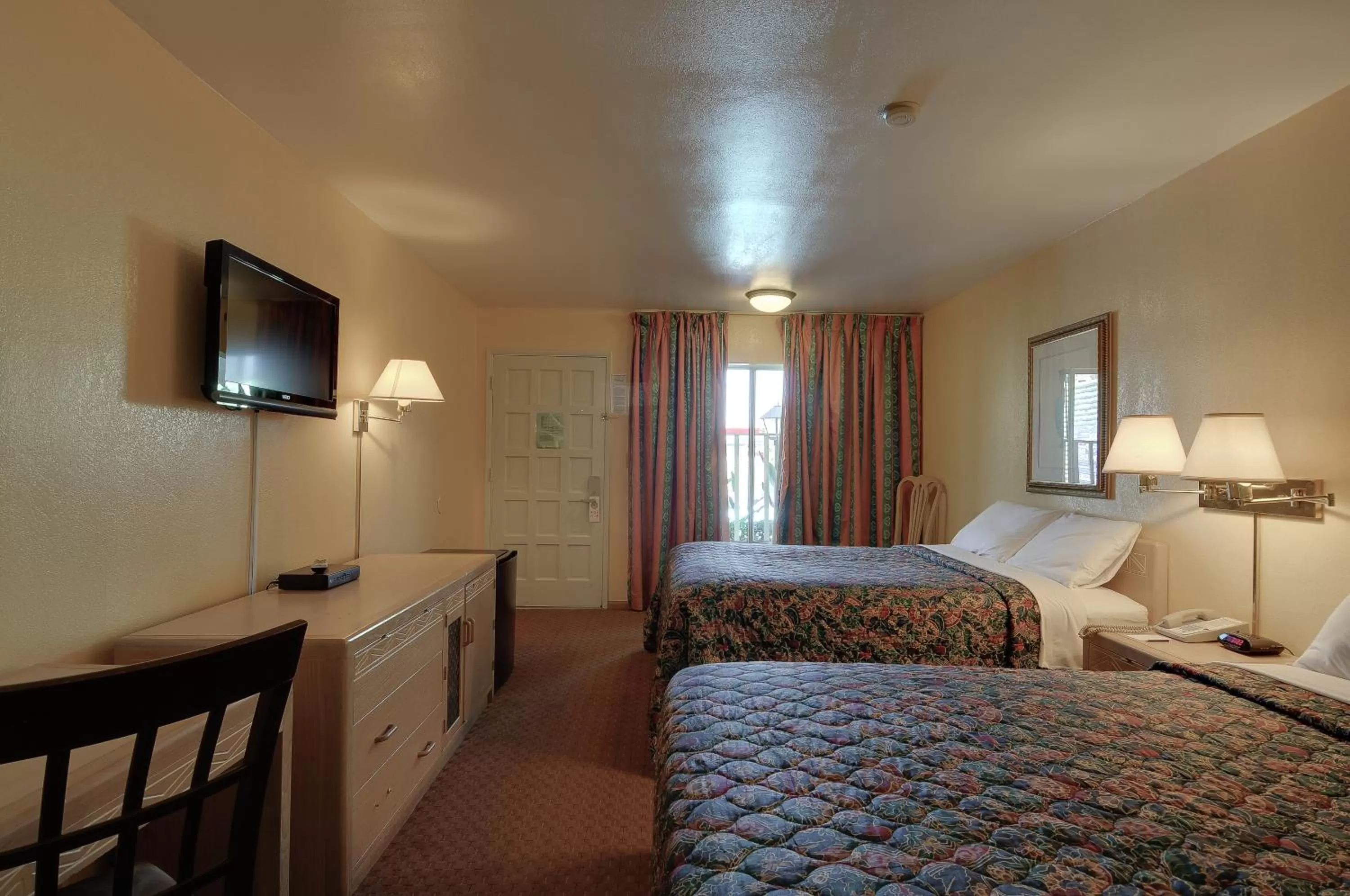 Photo of the whole room, Bed in Vagabond Inn San Pedro