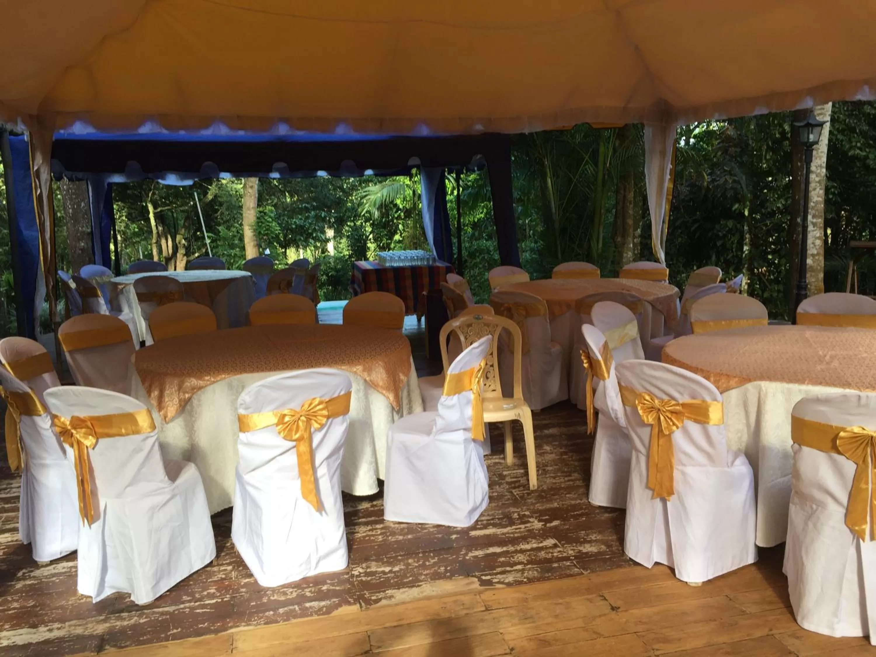 Patio, Banquet Facilities in Le leopard d 'argent