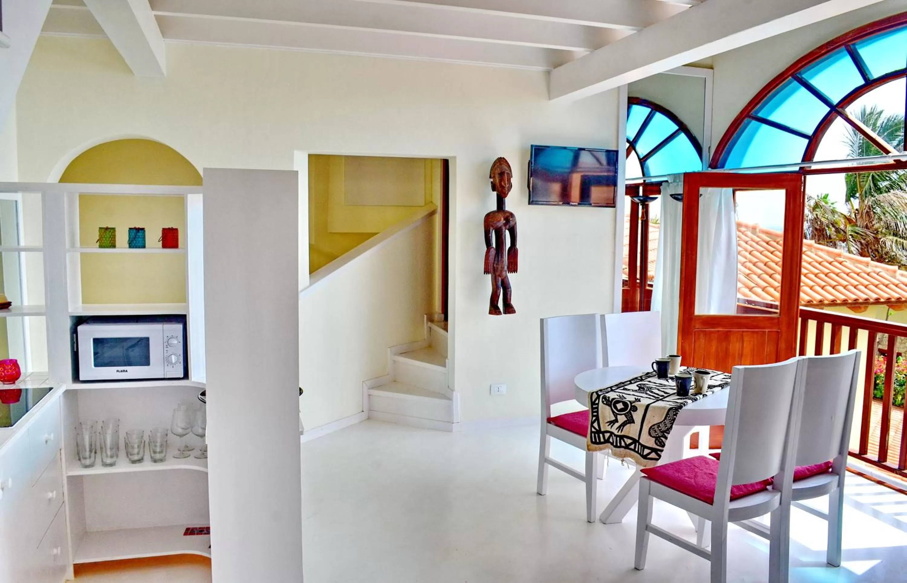 Communal lounge/ TV room in Porto Antigo Hotel BB