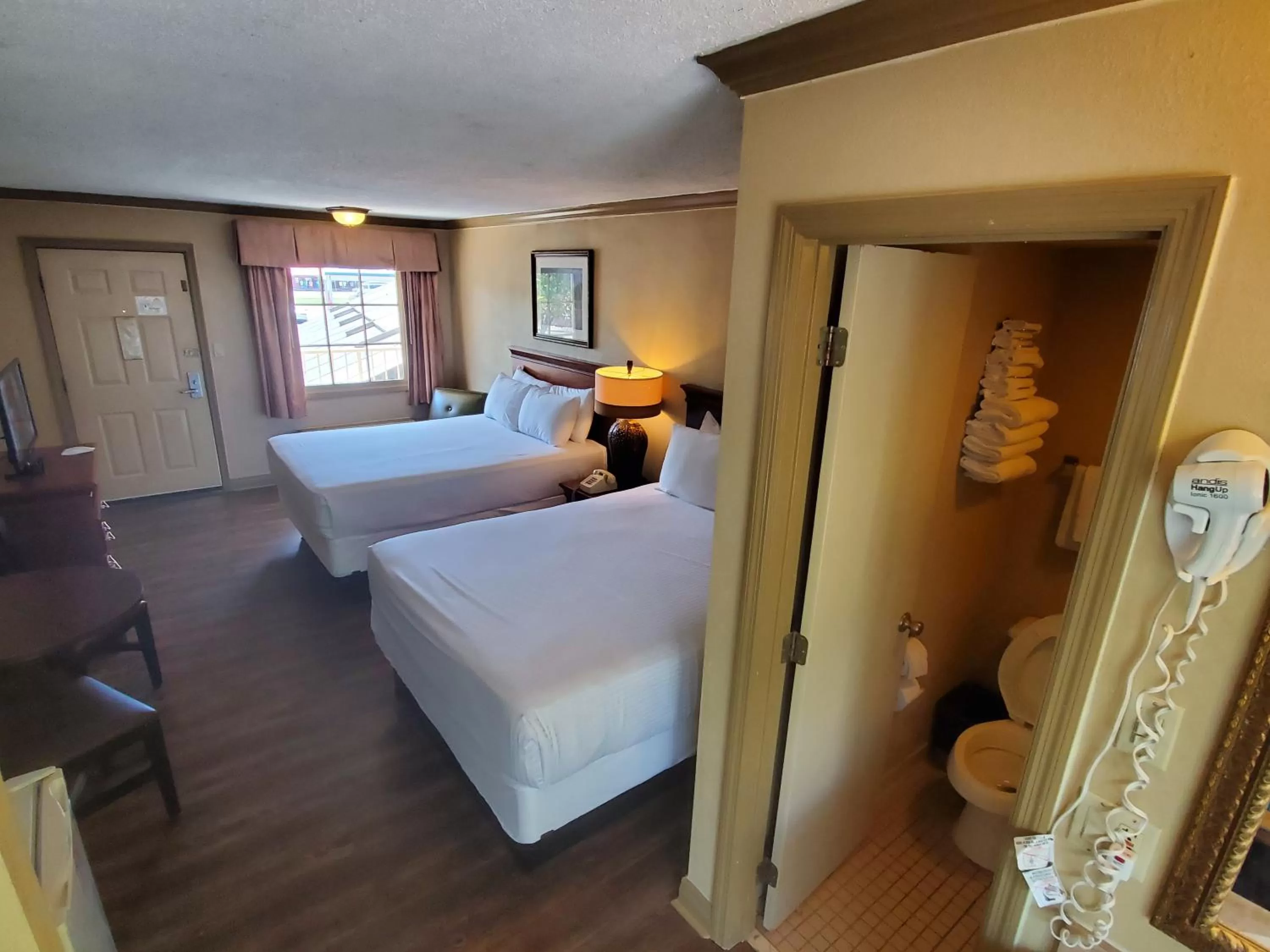 Photo of the whole room, Bed in Colonial House Motel