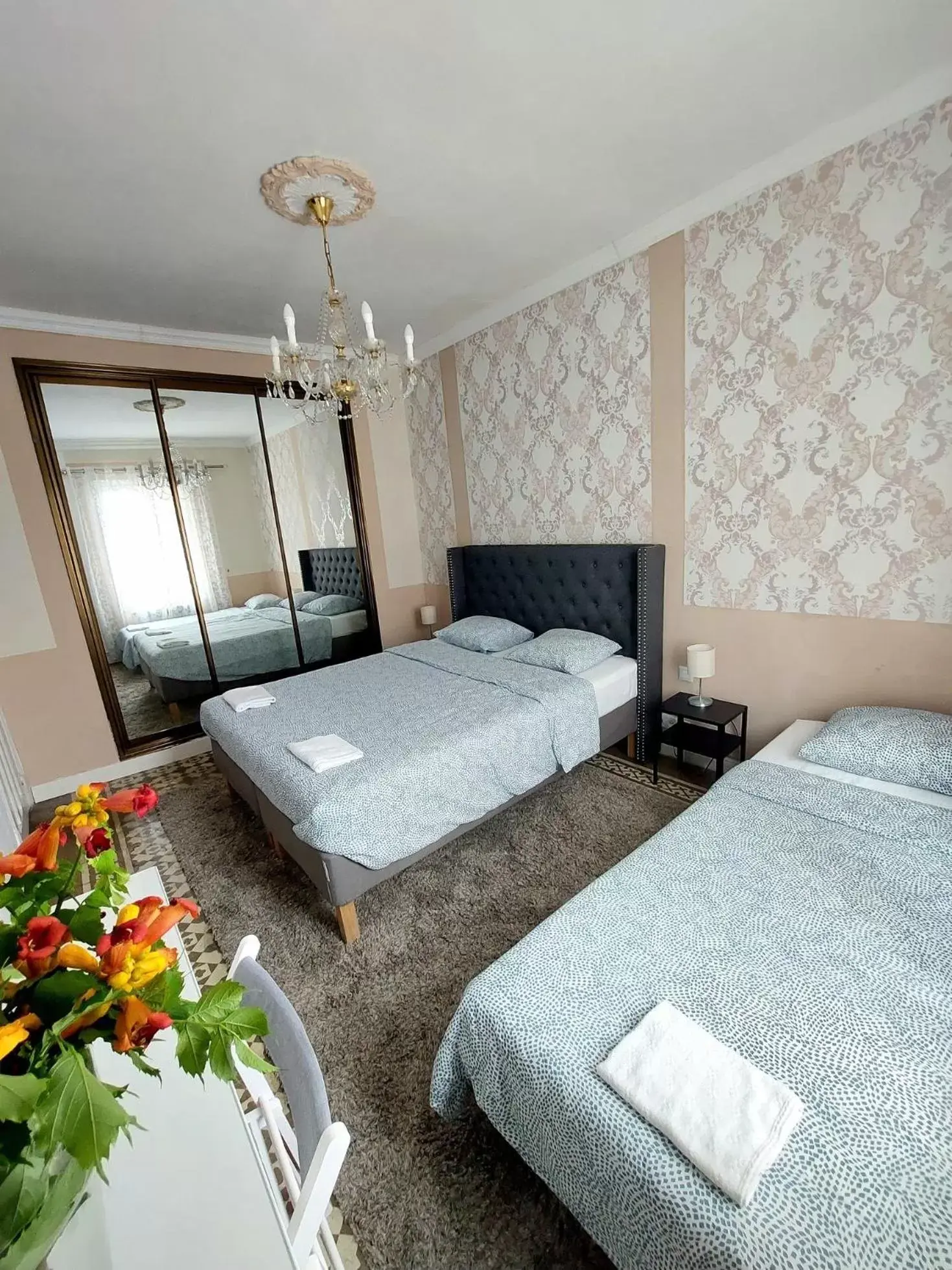 Triple Room with Shared Bathroom in N1 Casa de Madrid - greenpeace line Triple Room with Shared Bathroom in N1 Casa de Madrid - greenpeace line