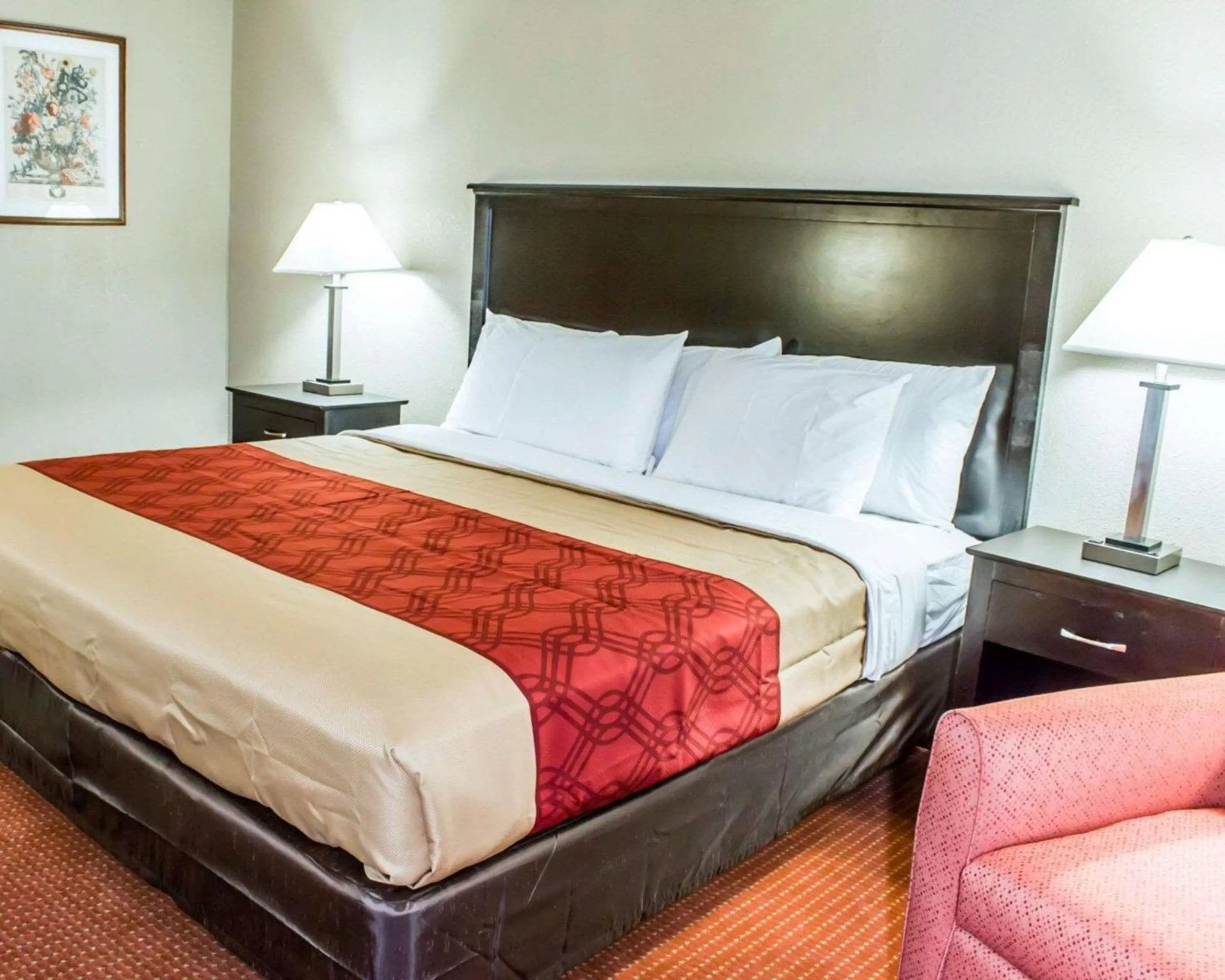 Photo of the whole room, Bed in Econo Lodge Burlington I-40