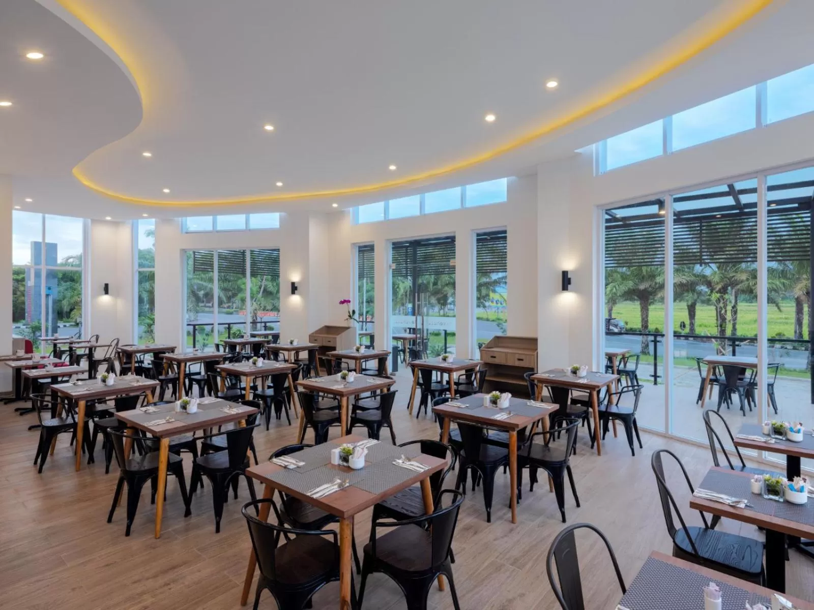 Restaurant/places to eat in favehotel Kediri
