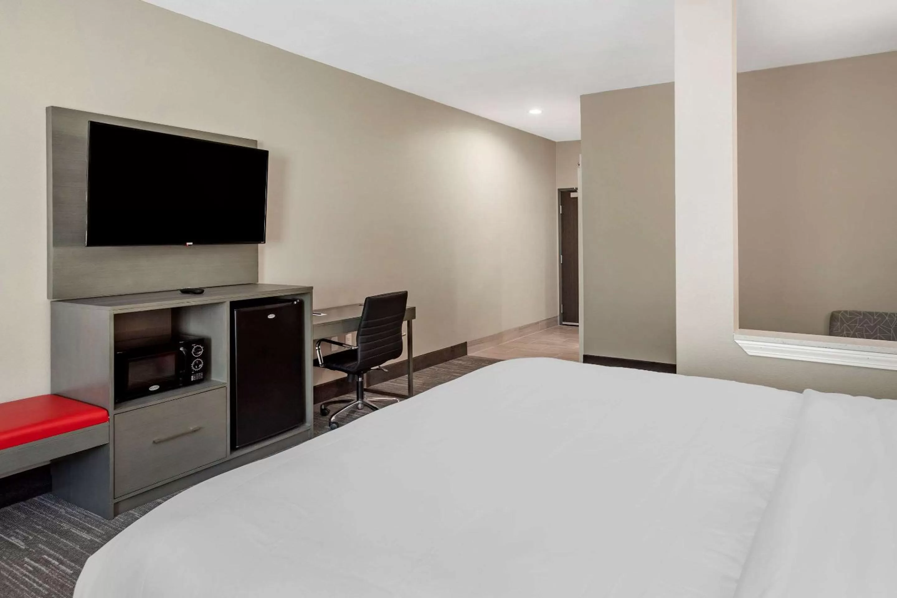 TV and multimedia, Bed in Comfort Inn & Suites Olive Branch - Memphis South