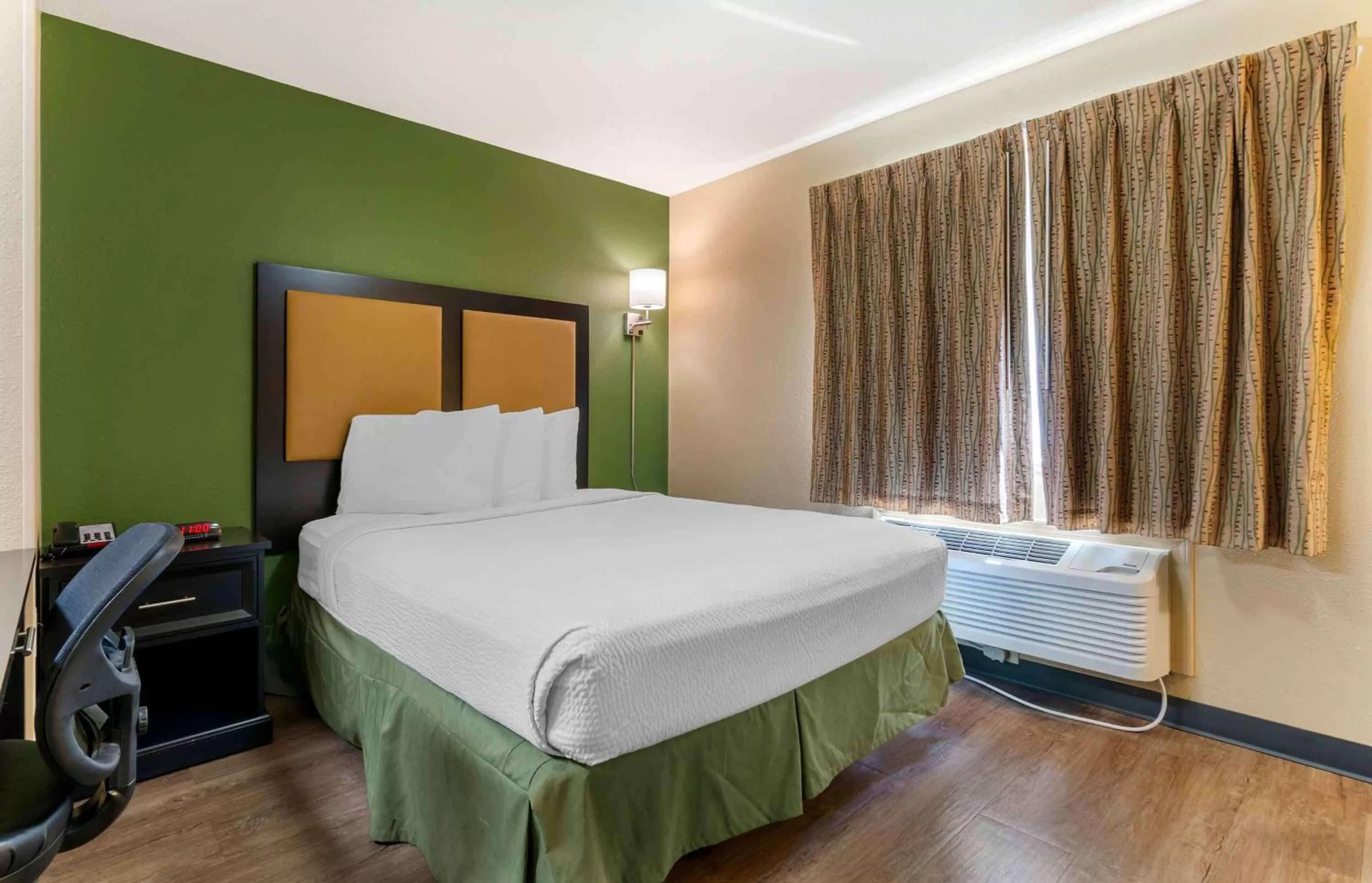 Bedroom, Bed in Extended Stay America Select Suites - St Louis - Earth City