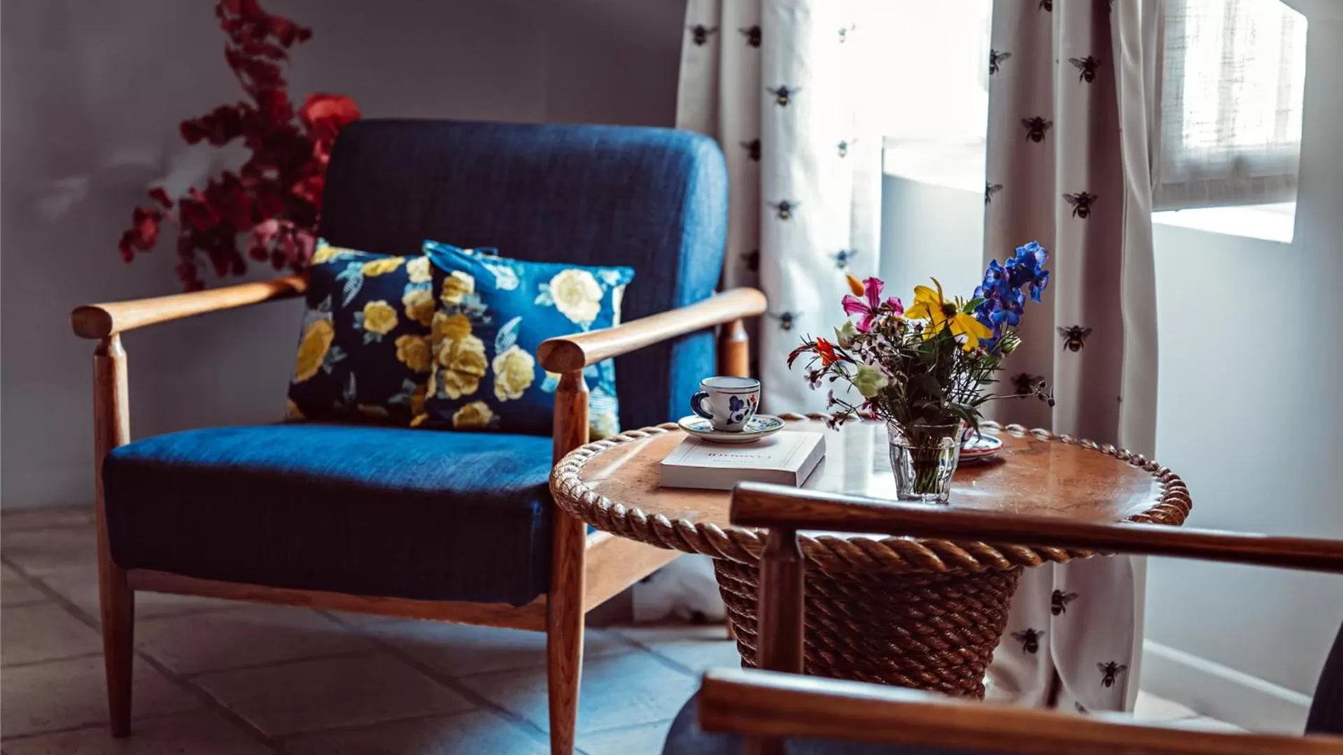 Seating area in Maison Saintonge