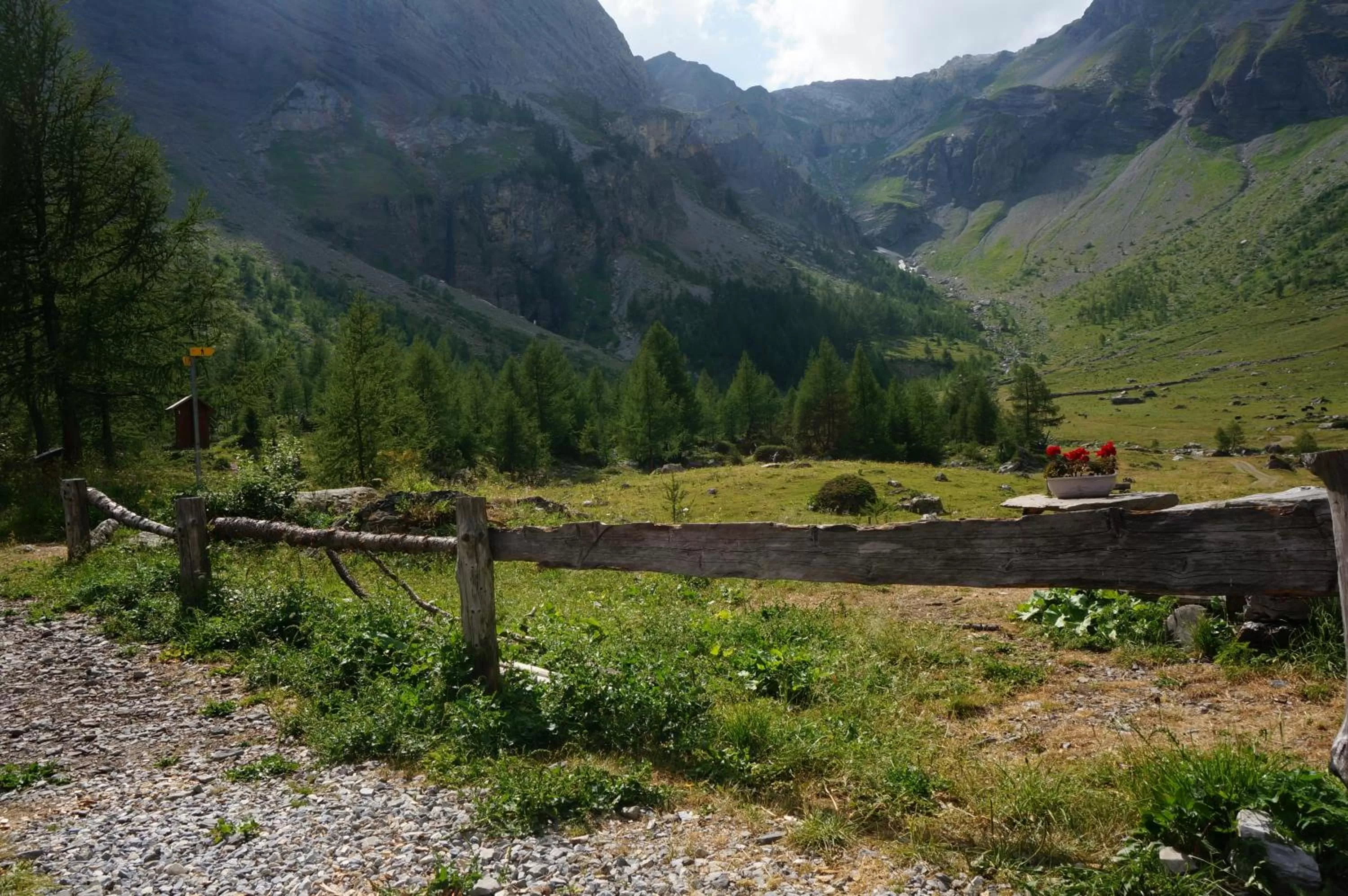 Hiking in bnb Valais - by La Sittelle