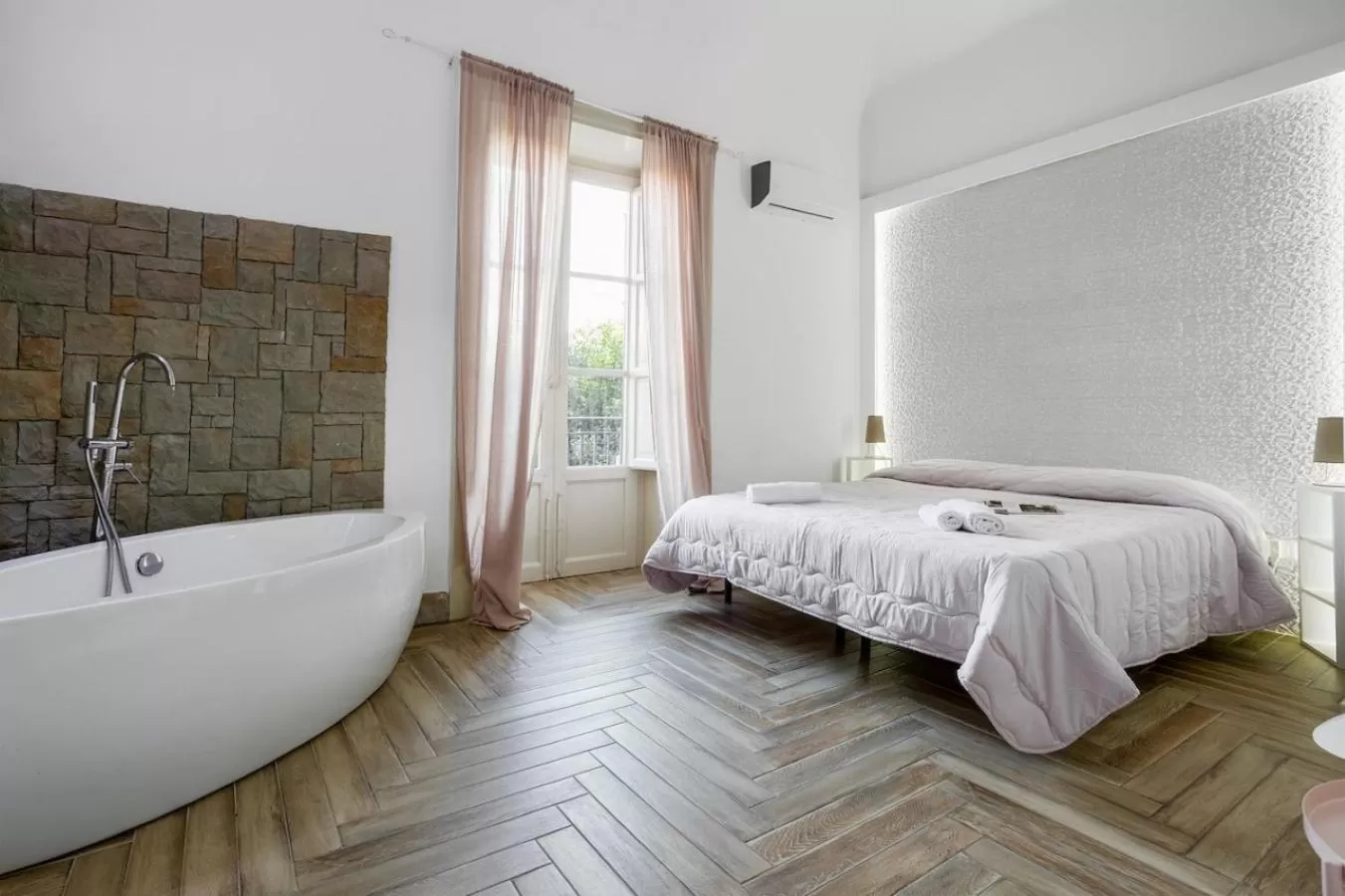 Toilet, Bed in Calypso Il Binario Elegance