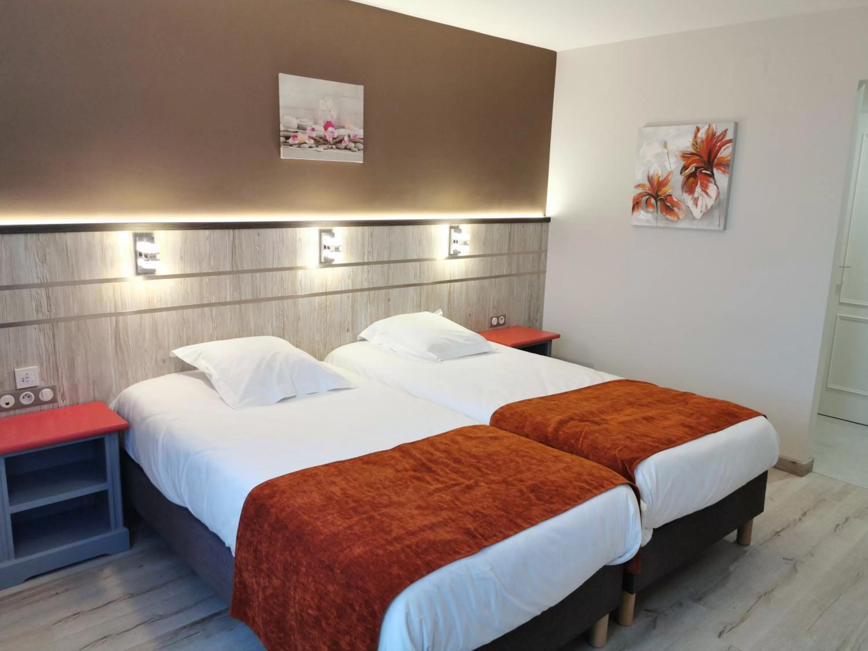 Bed in Hotel Restaurant Au Parc des Cigognes