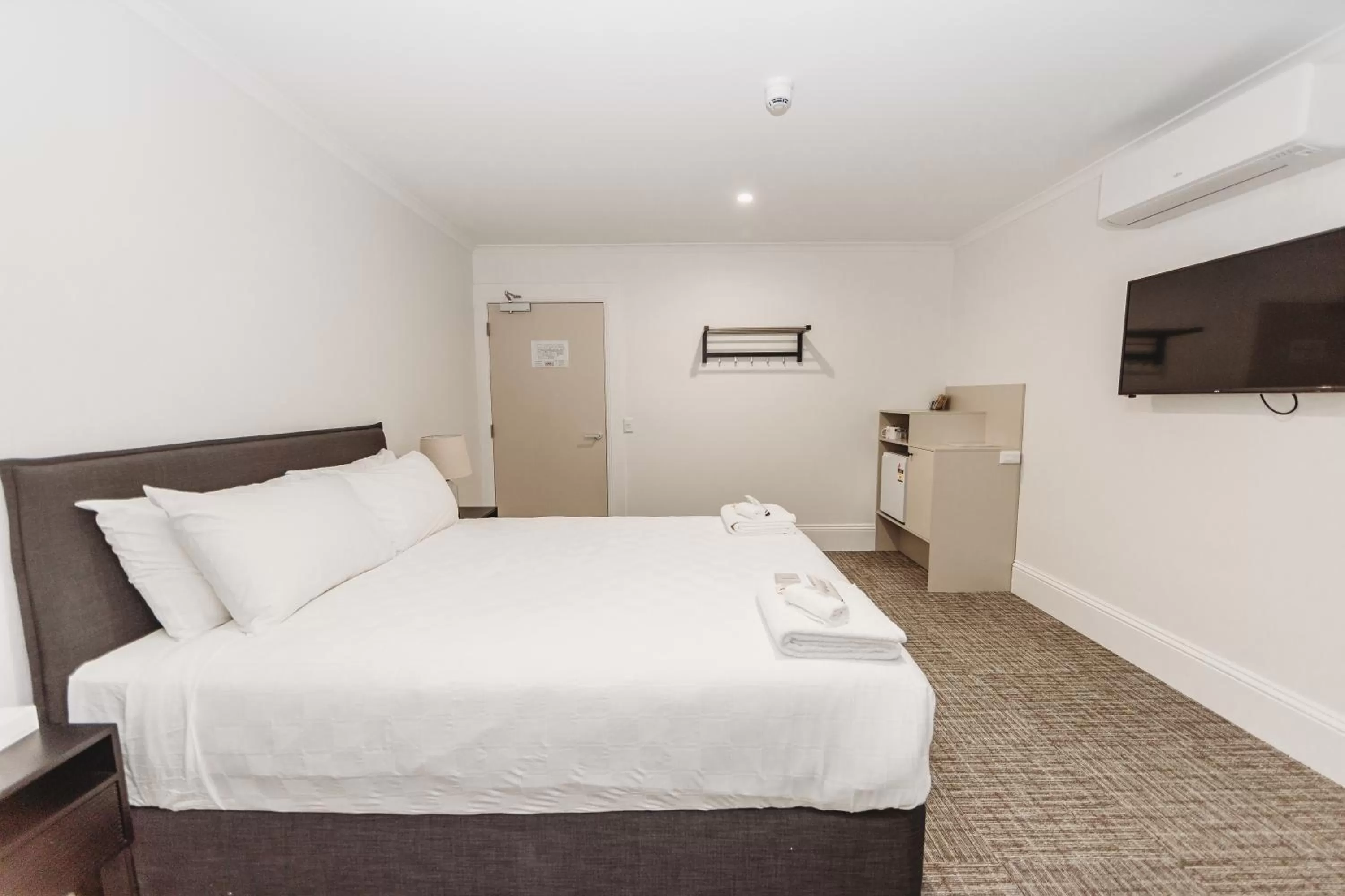 Deluxe Queen Room in The Albion Hotel