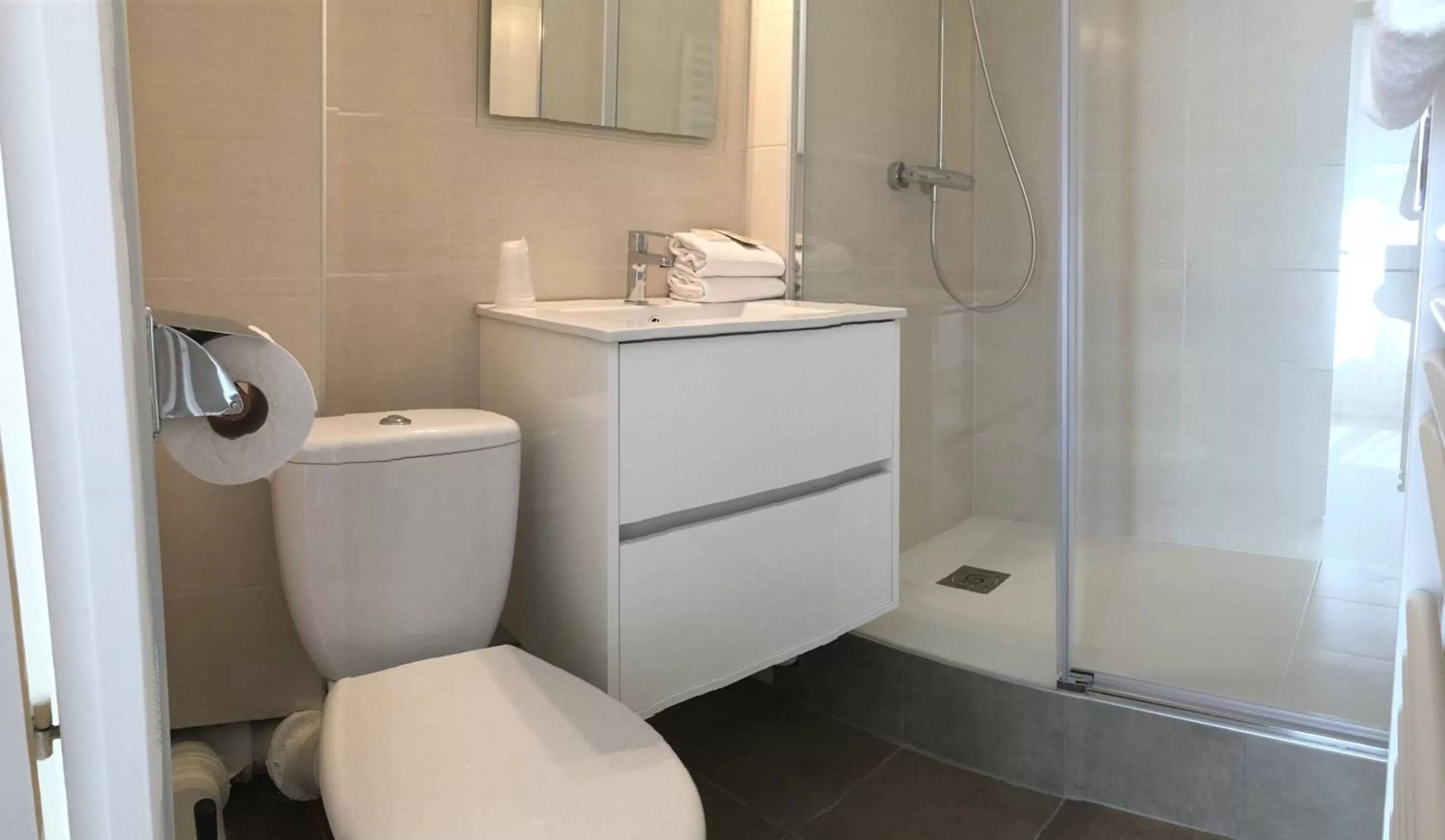 Bathroom in Hôtel du Midi