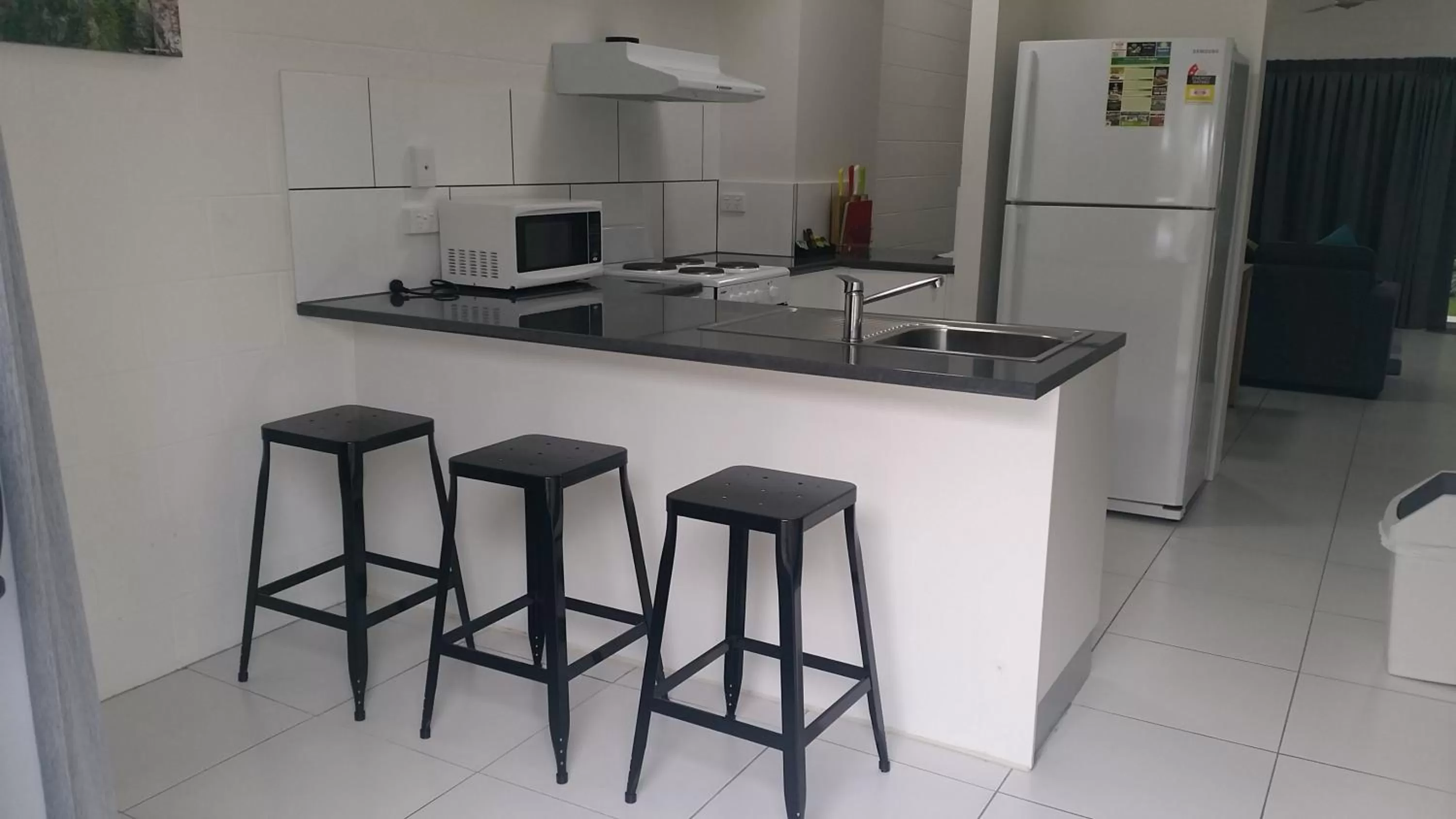 Dining area, Kitchen/Kitchenette in TiTree Village Holiday Apartments