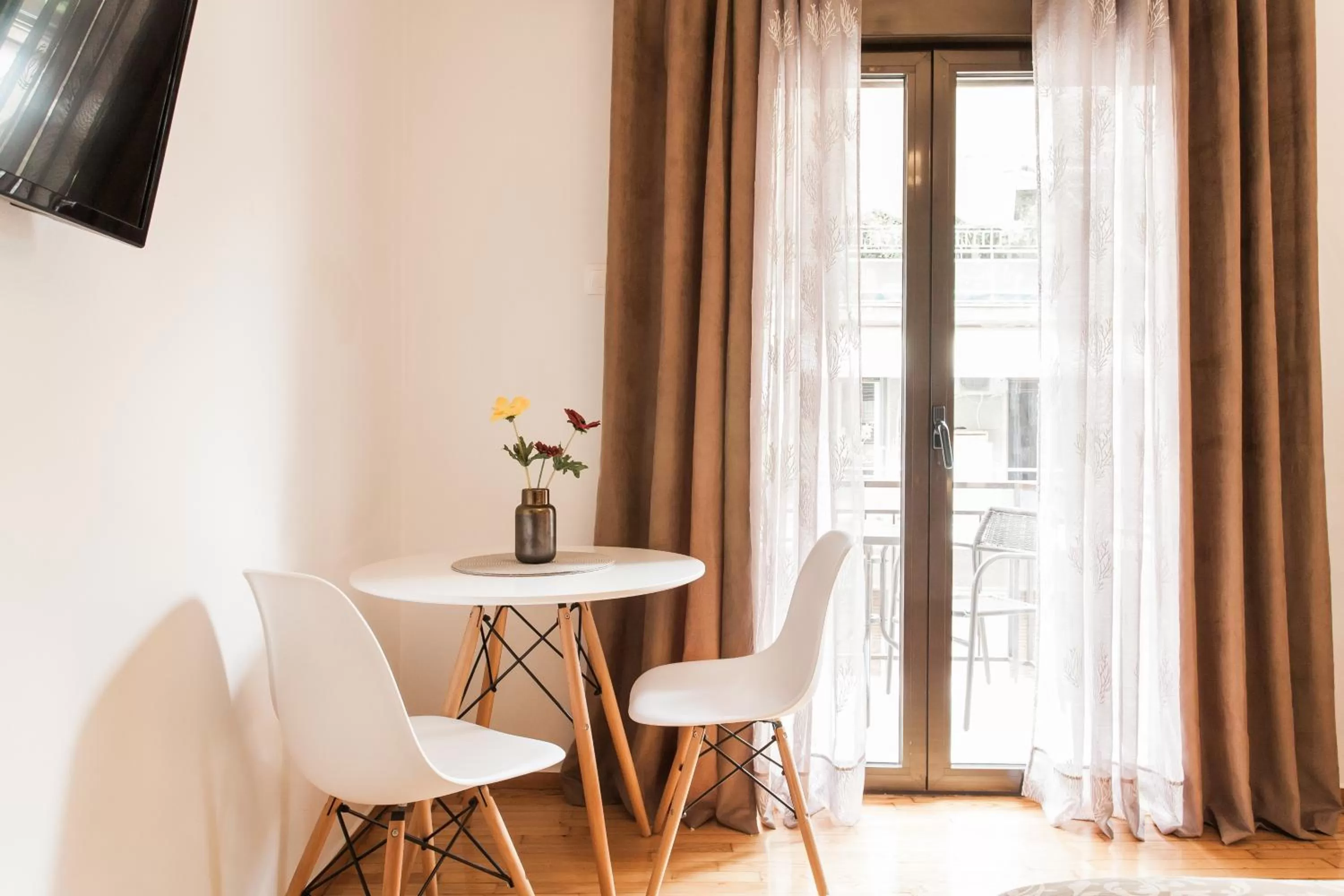 Seating area in Nicholas Point Apartments and Rooms