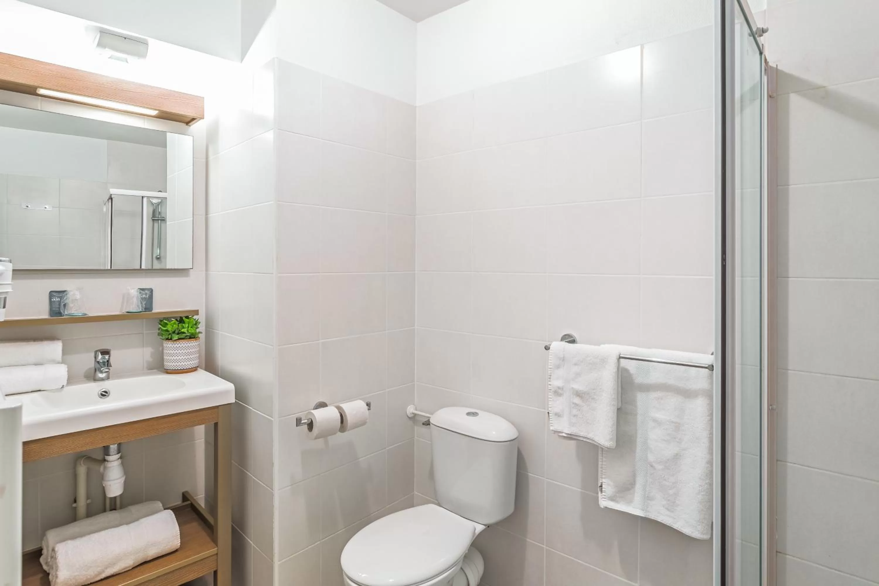 Toilet in Appart'City Confort Amiens Gare