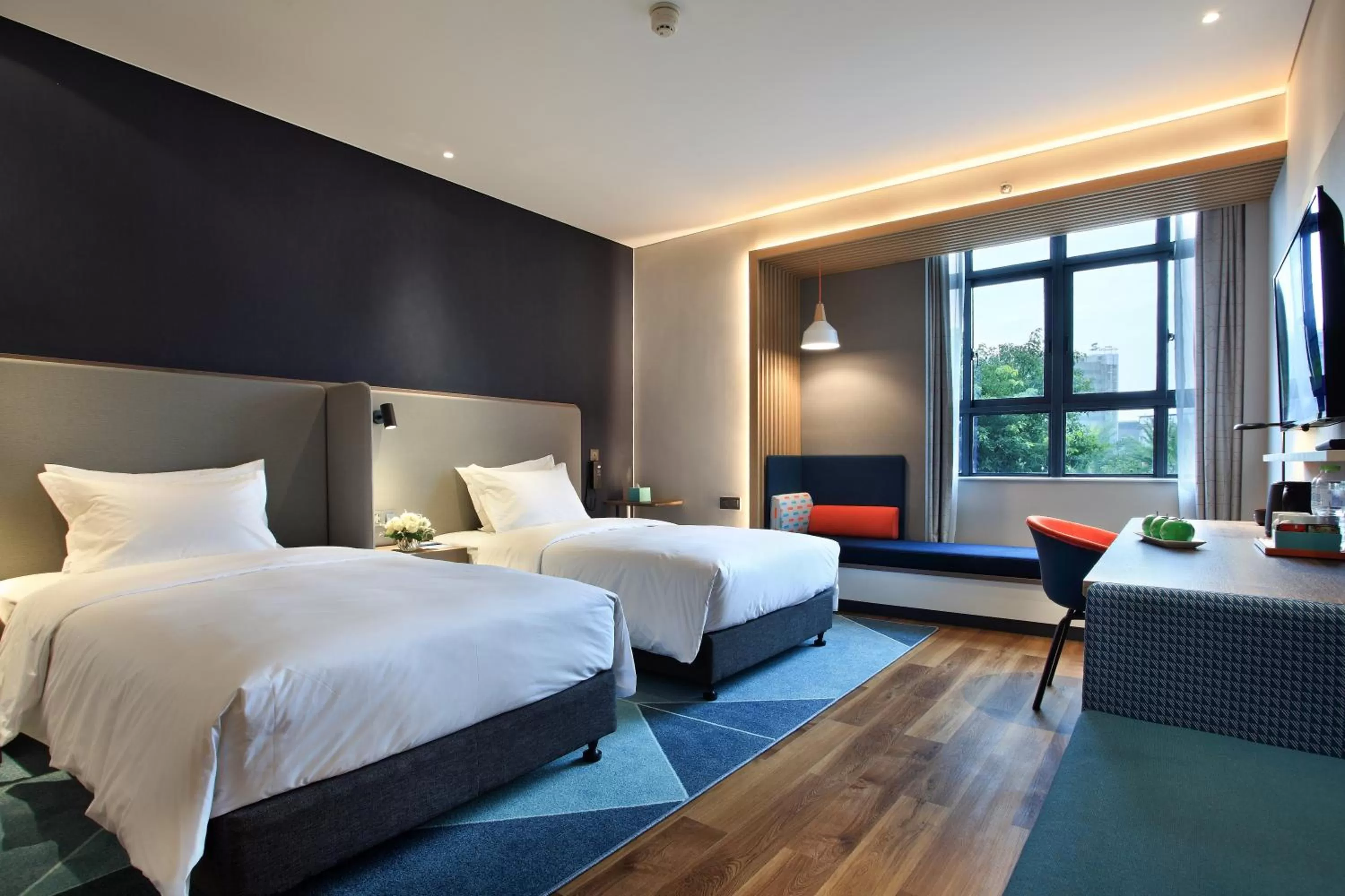 Photo of the whole room, Bed in Holiday Inn Express Guilin City Center by IHG