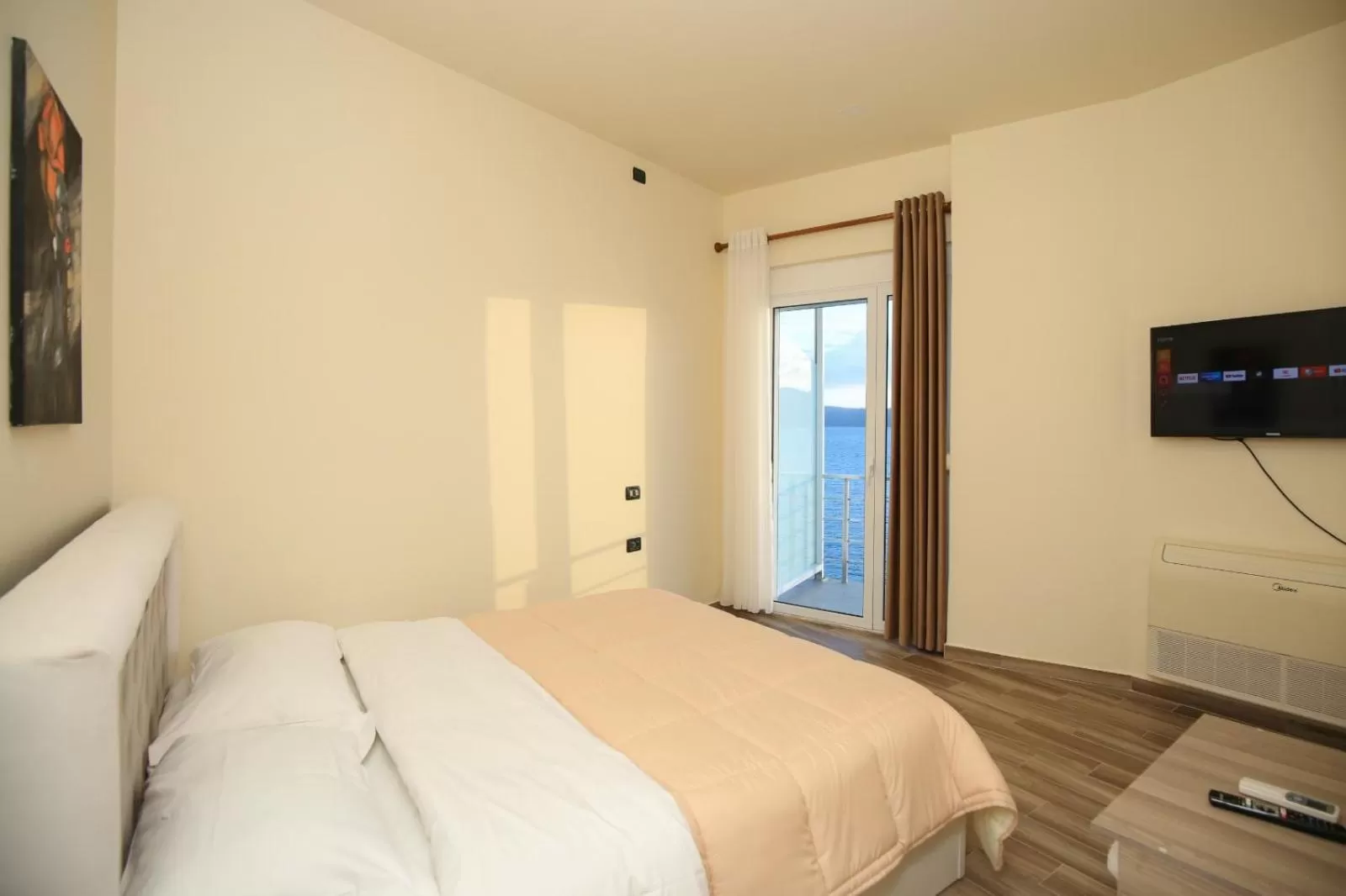 Communal lounge/ TV room, Bed in Blue Bay