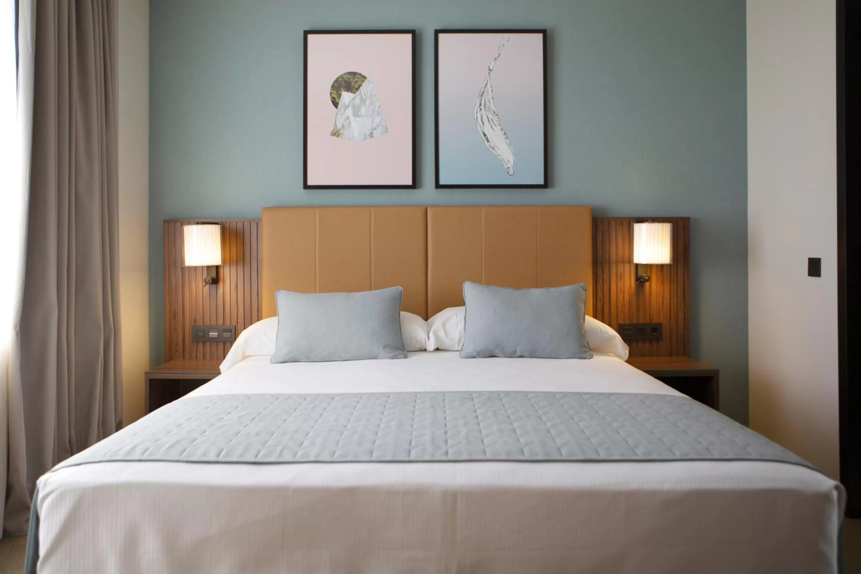 Photo of the whole room, Bed in Riu Plaza España