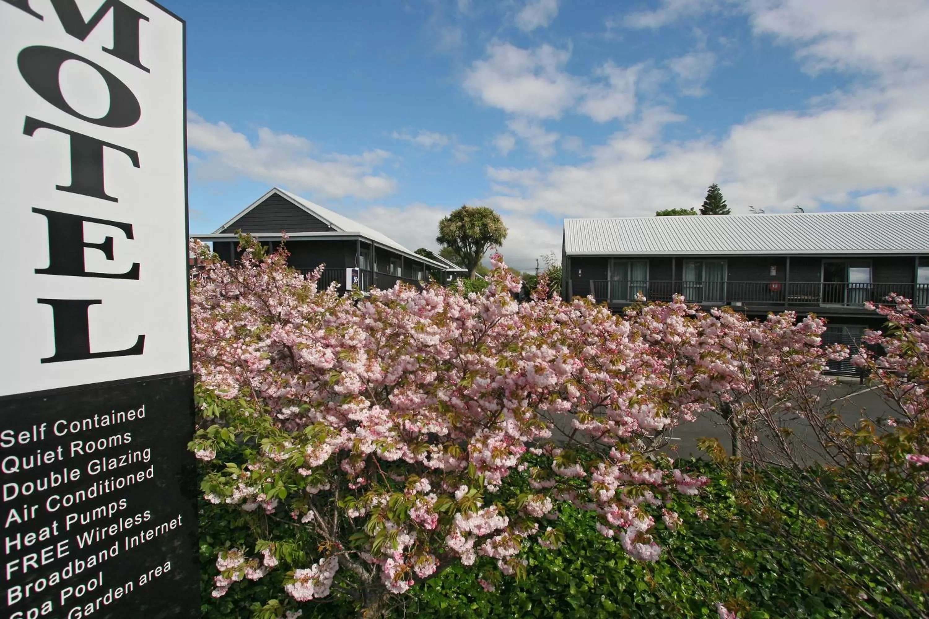 Facade/entrance in 16 Northgate Motor Lodge