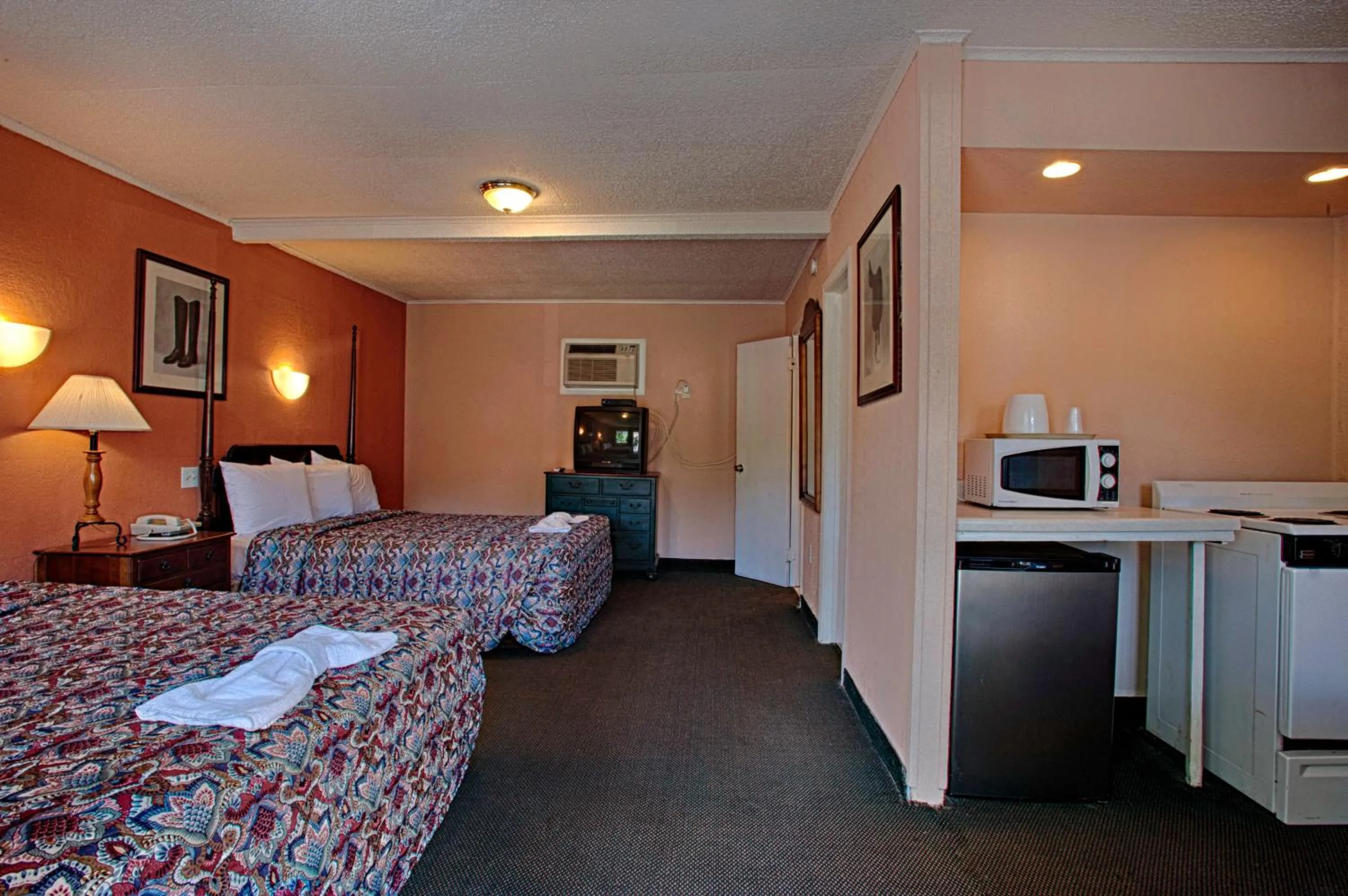 Bedroom, Bed in Economy Motel Inn and Suites Somers Point