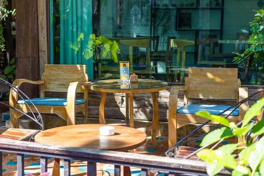 Restaurant/places to eat in Changmoi House (Little Village)