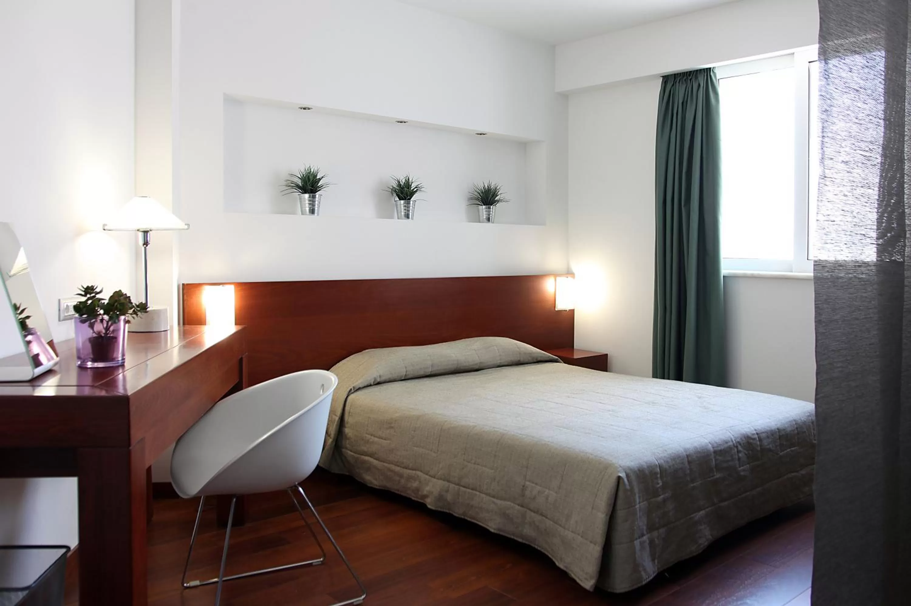 Toilet, Bed in Dorian Inn - Sure Hotel Collection by Best Western