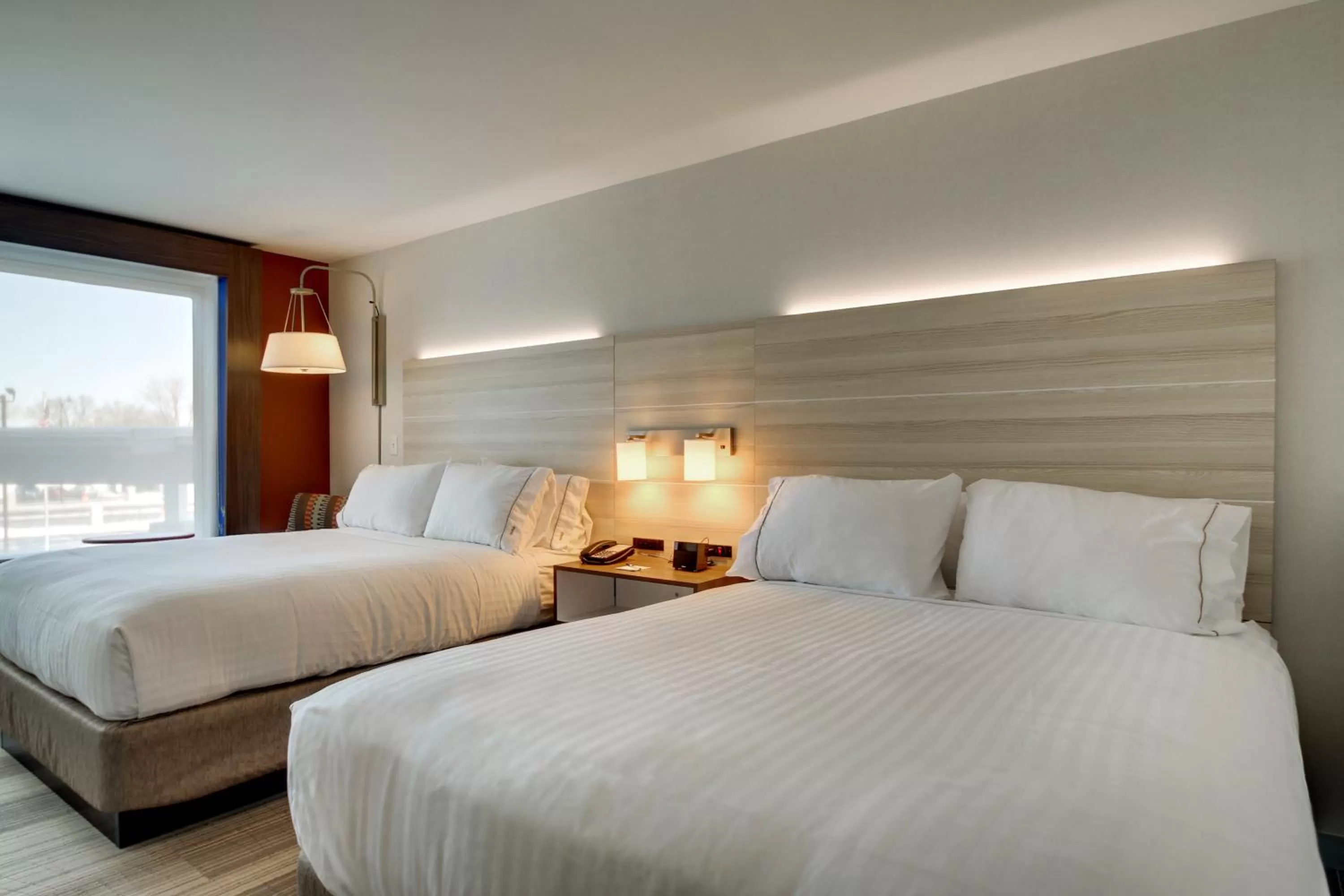 Bed in Holiday Inn Express & Suites Galesburg by IHG