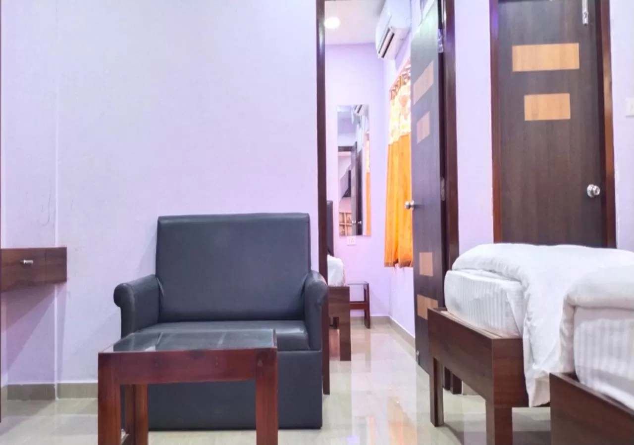 Living room, Bed in HOTEL PURI GREENS