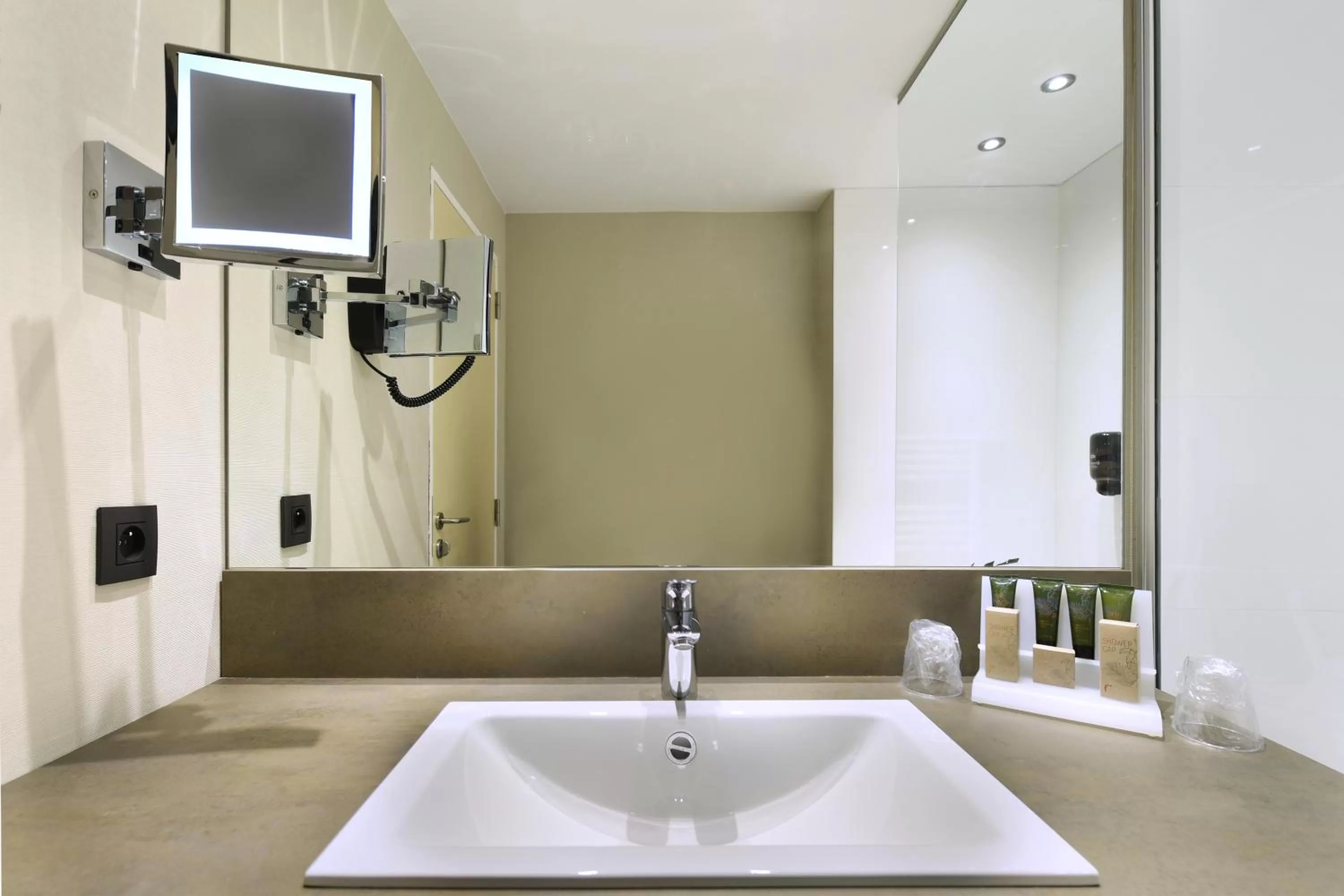 Bathroom in Hotel Charleroi Airport - Van Der Valk