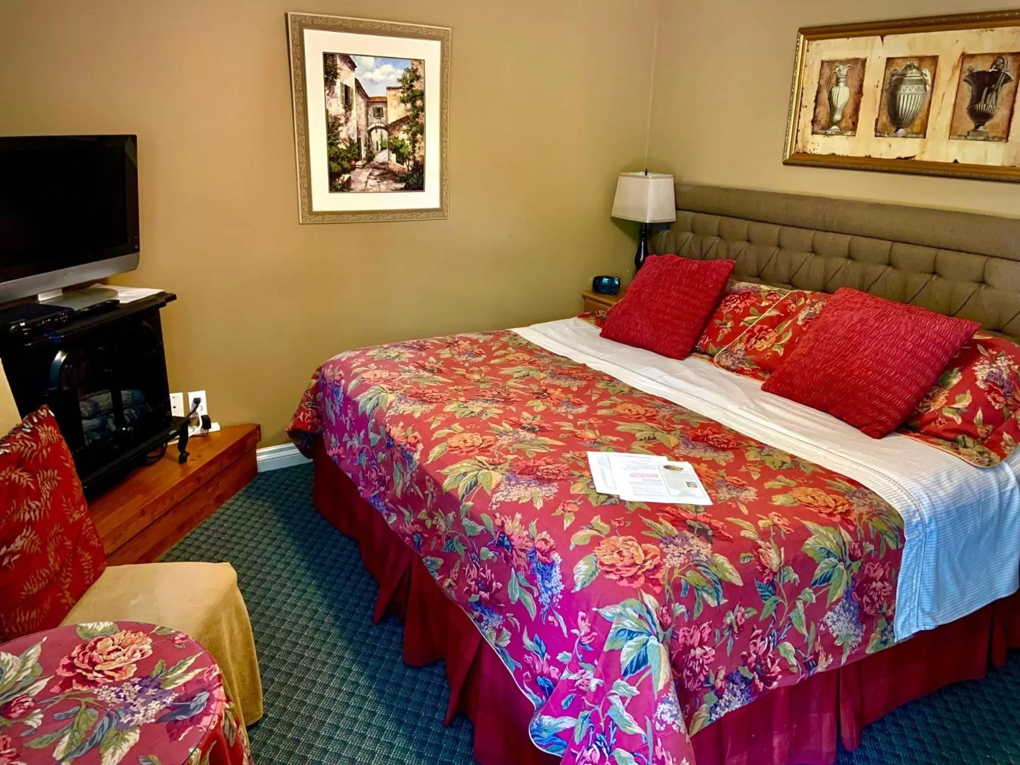 Property building, Bed in WeatherPine Inn