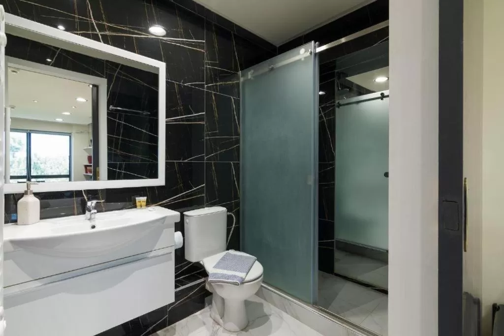 Bathroom in Arditou Akropolis Apartments-Suites