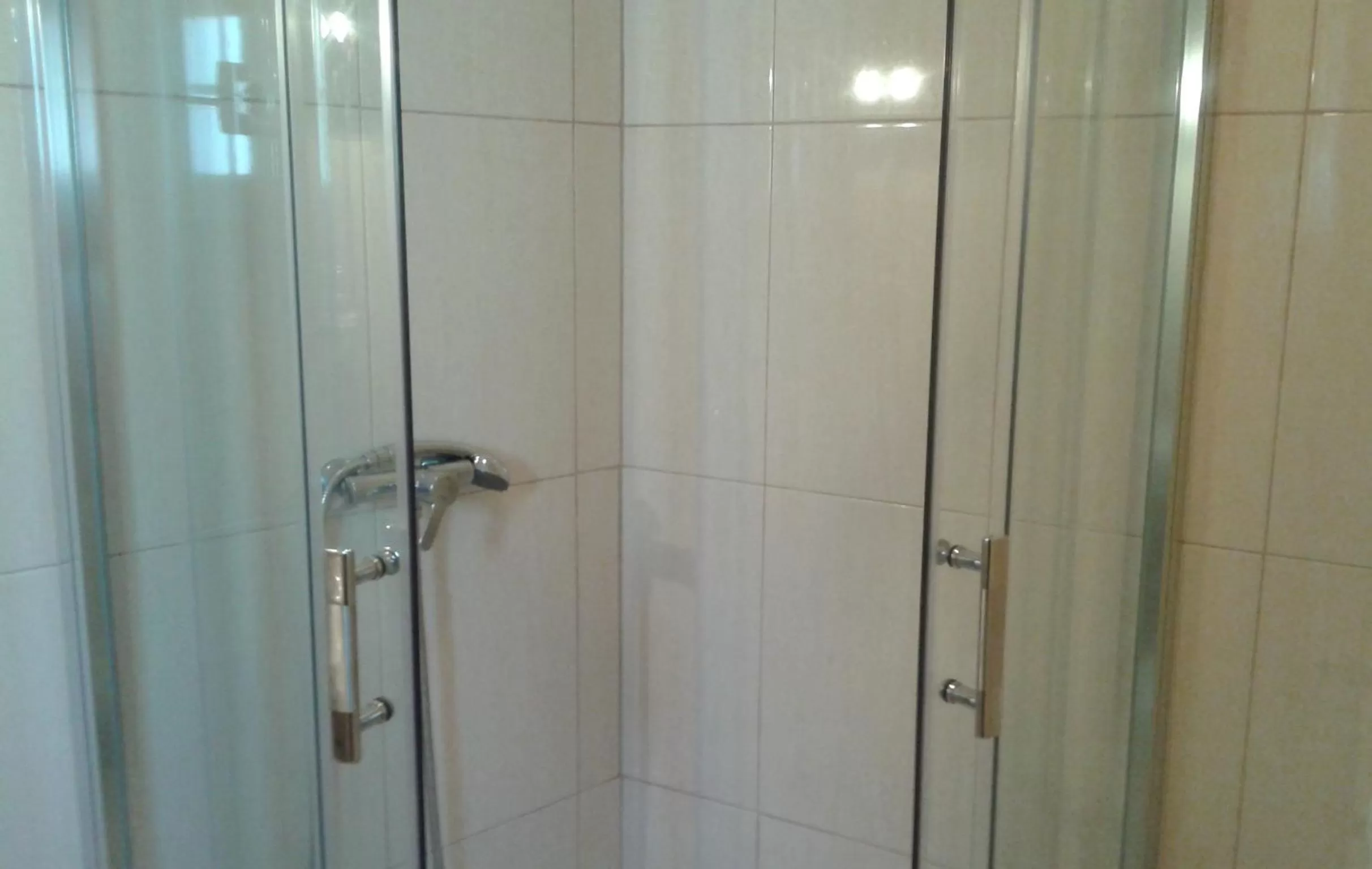 Shower, Bathroom in Hotel Tic Tac