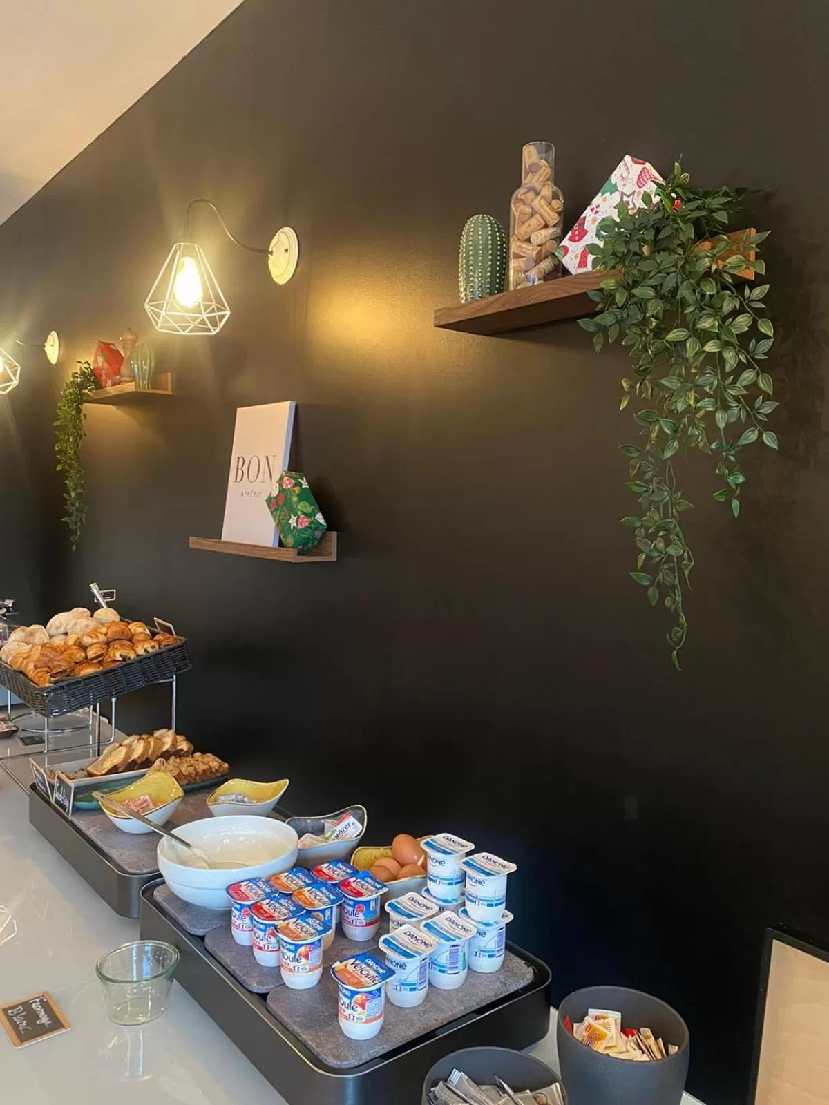 Food and drinks in Sure Hotel by Best Western Bordeaux Lac