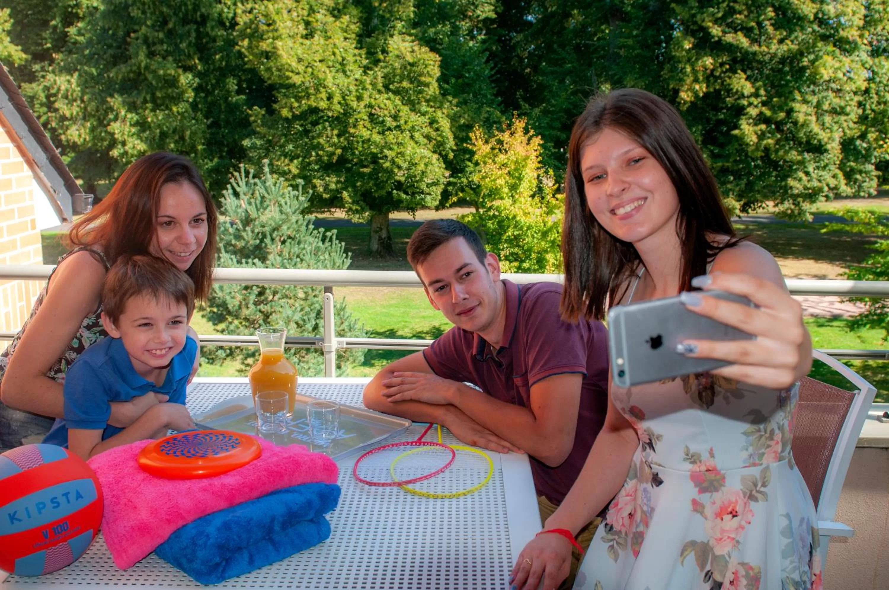 People in Goélia Résidence Du Parc