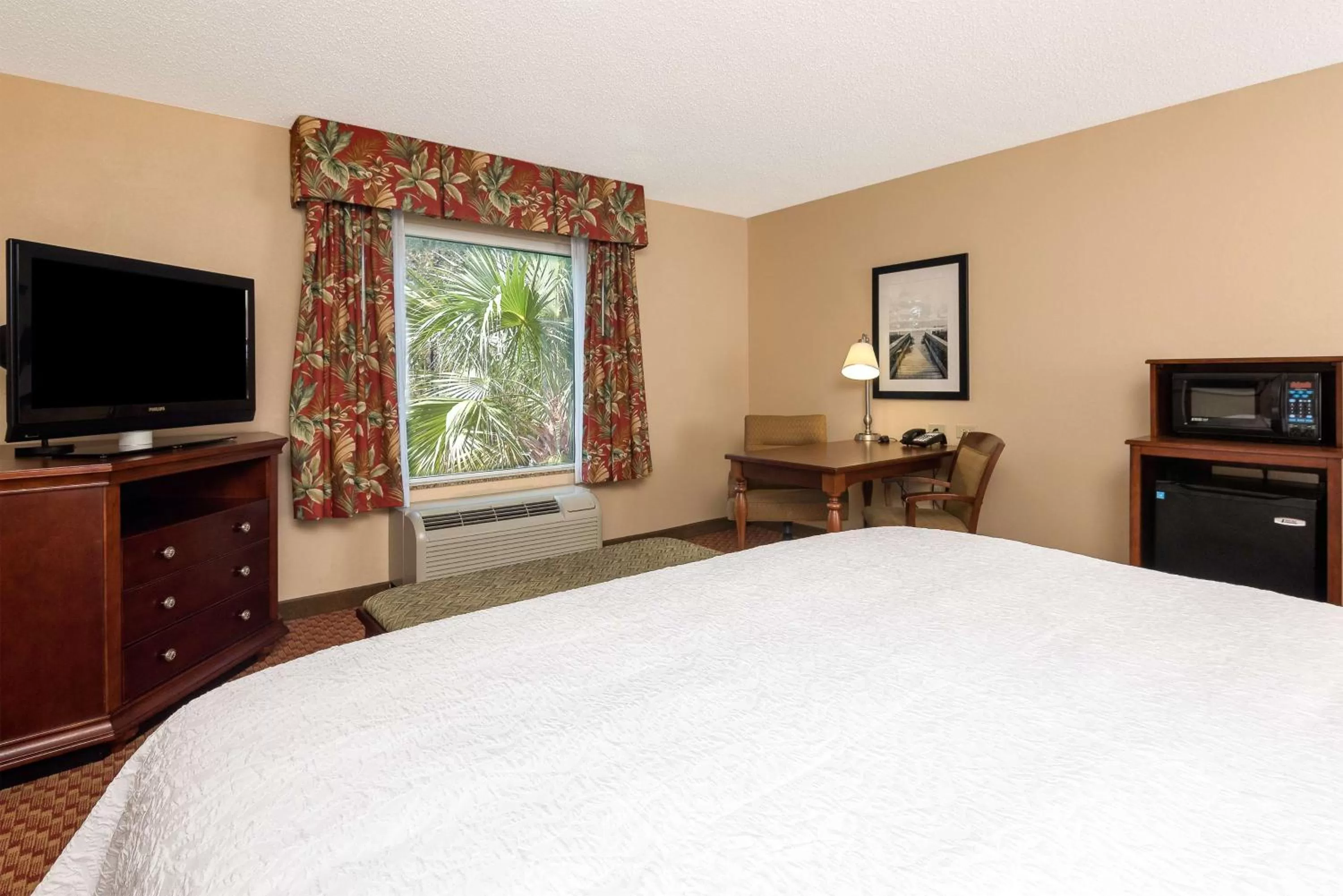 Bed in Hampton Inn & Suites Florence-North-I-95