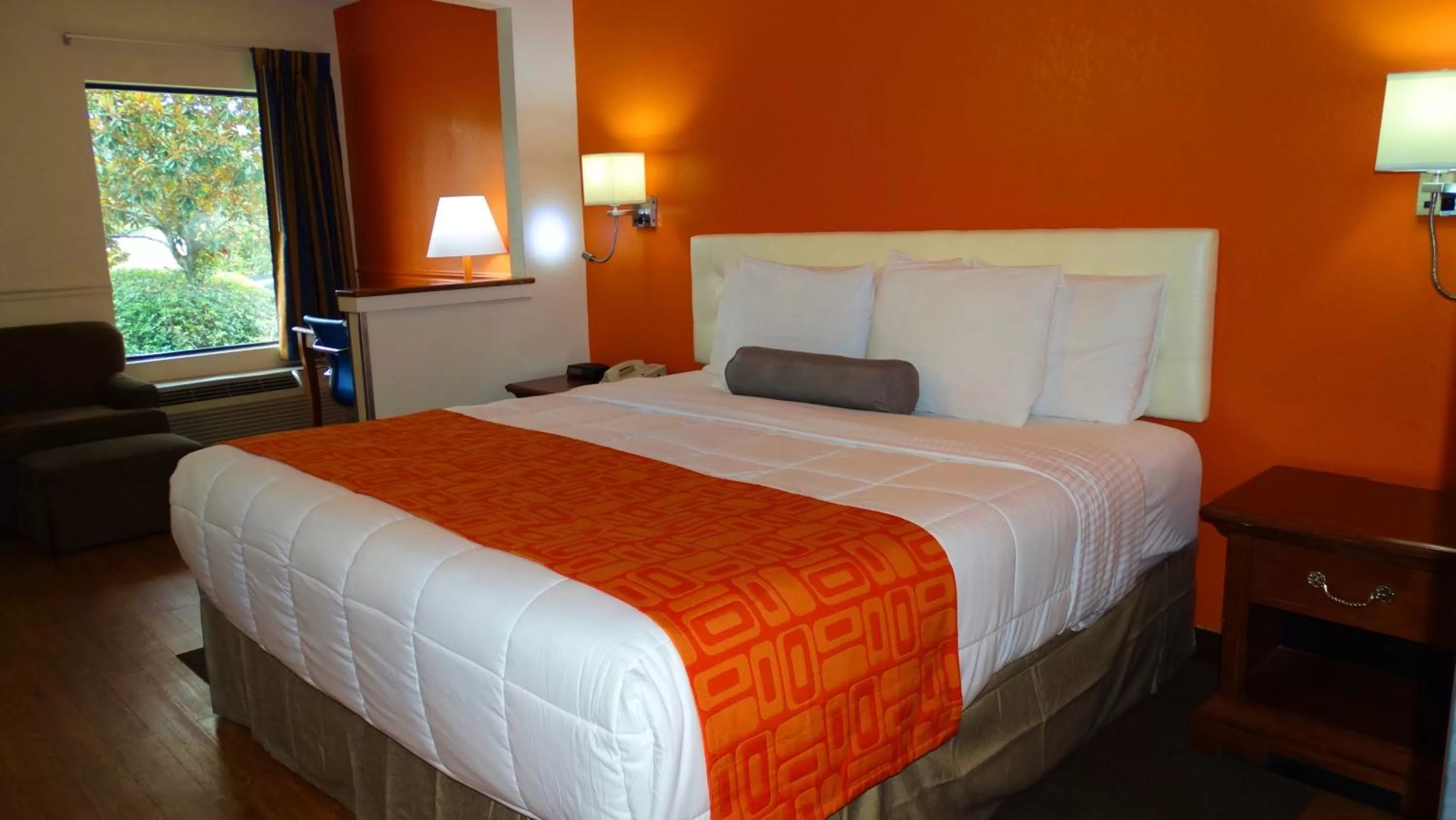 Photo of the whole room, Bed in Howard Johnson by Wyndham Savannah GA
