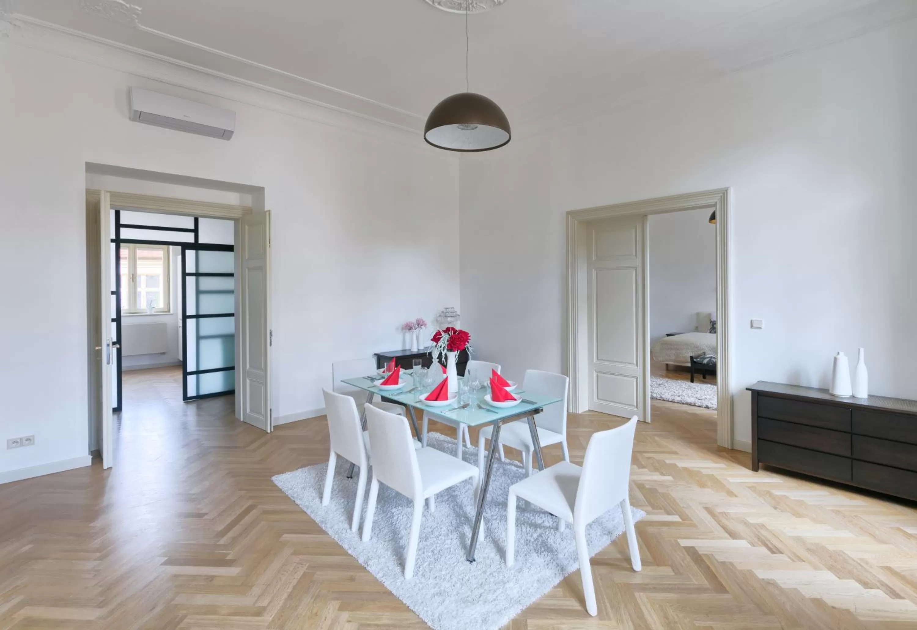 Dining area in Grand Central Residence by TKC