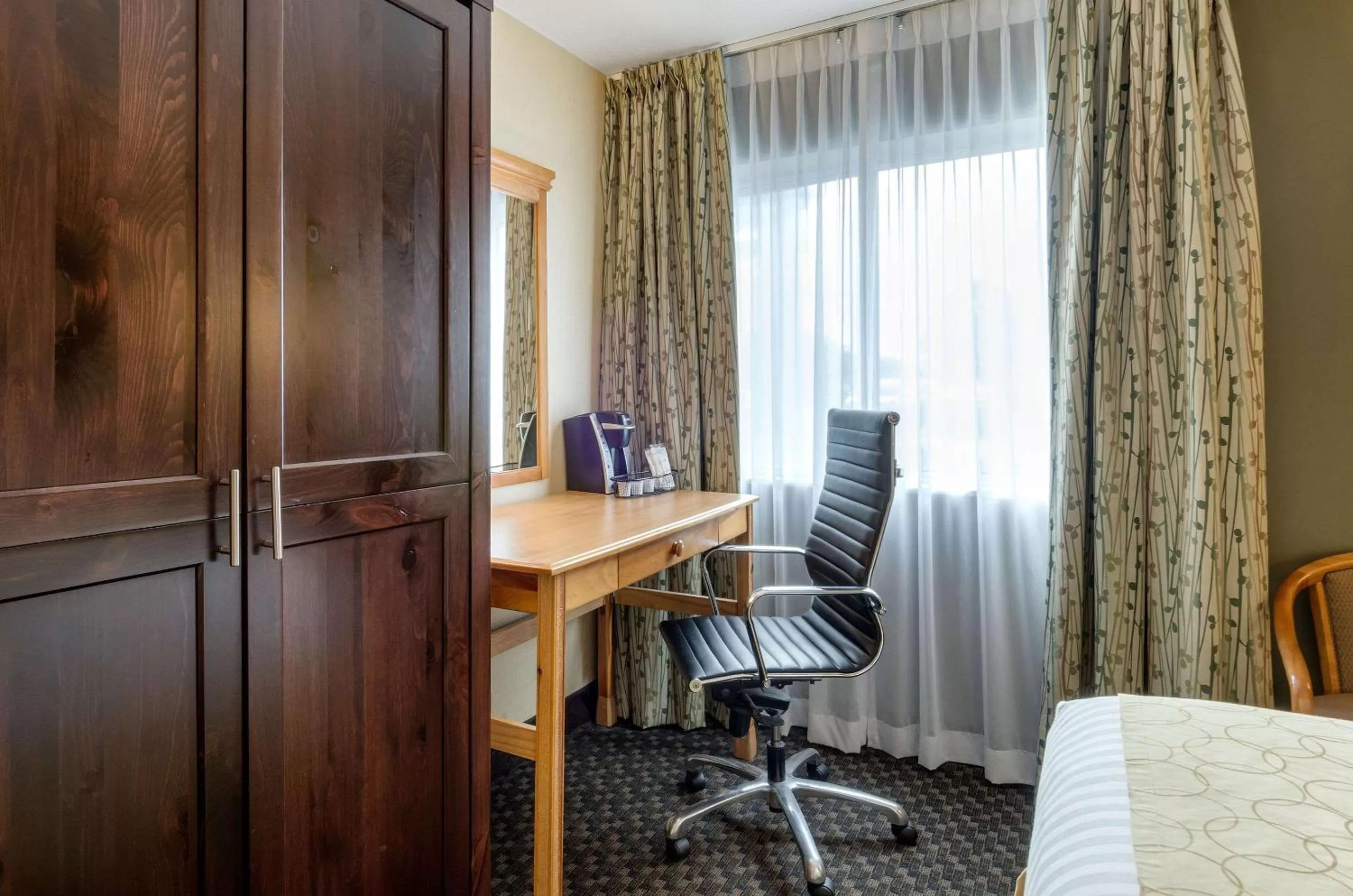 Photo of the whole room, TV/Entertainment Center in Clarion Hotel Seekonk - Providence