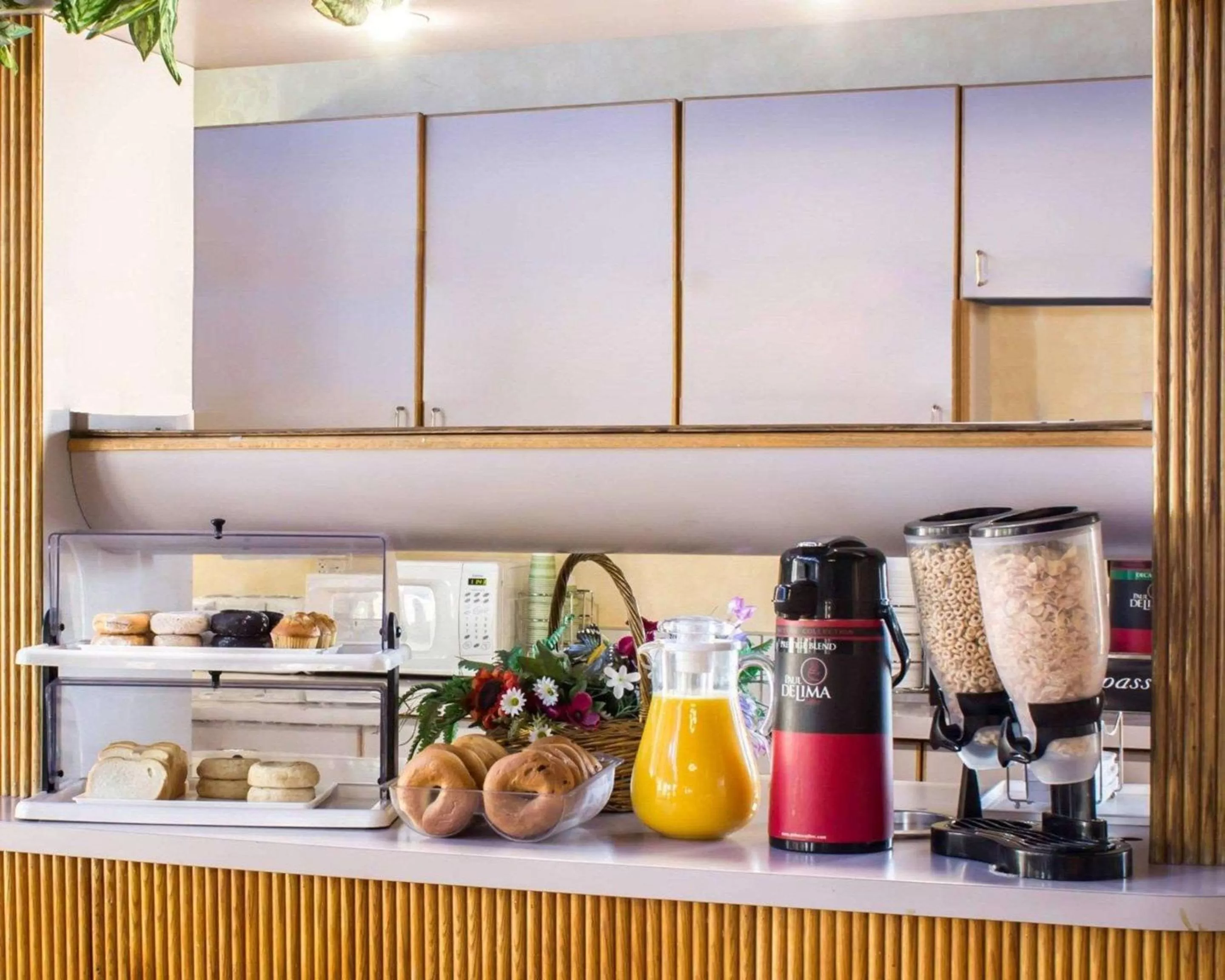 Restaurant/places to eat in Econo Lodge Inn & Suites Colonie Center Mall