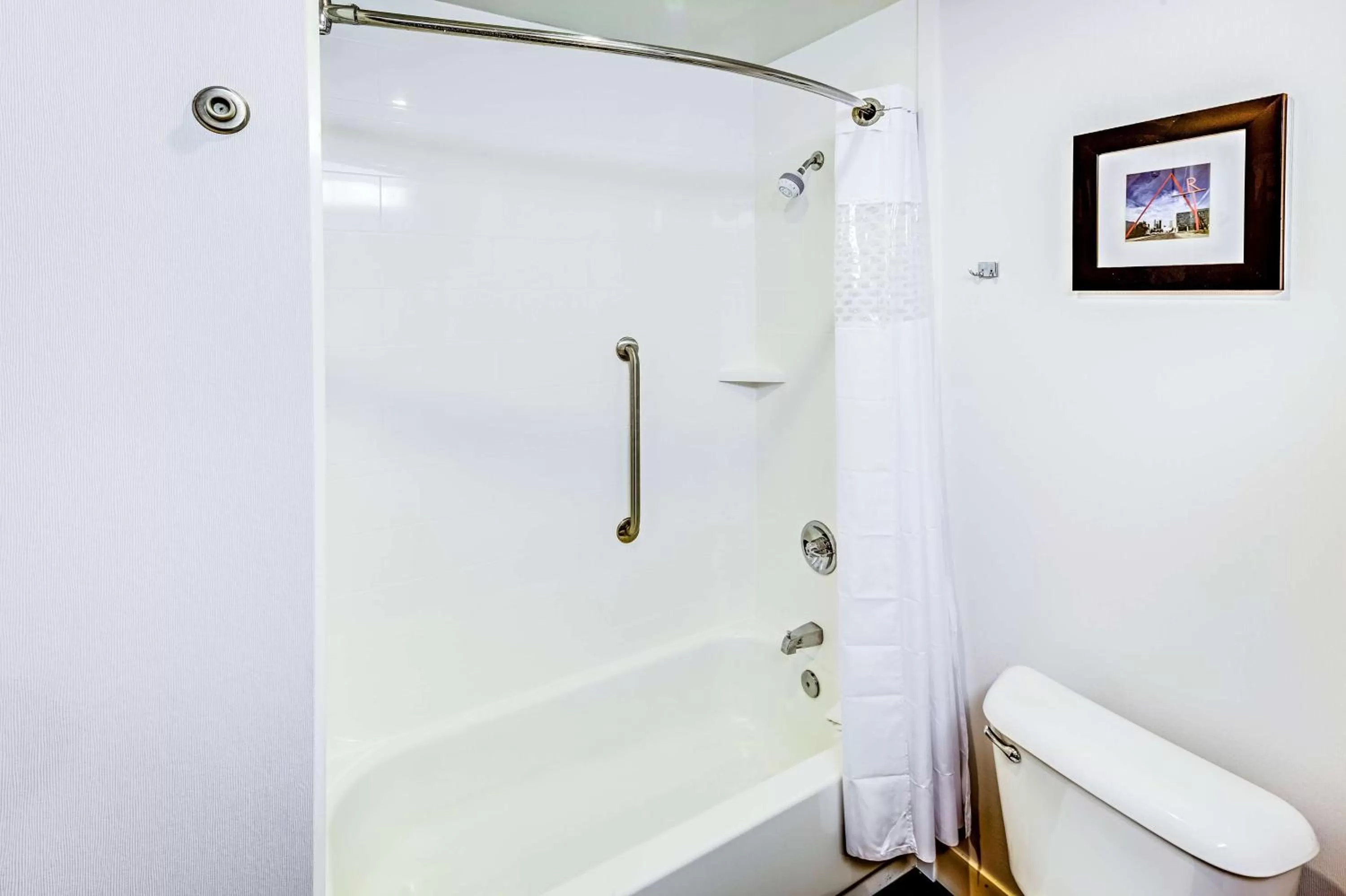 Bathroom in Hampton Inn Columbus I-70E/Hamilton Road