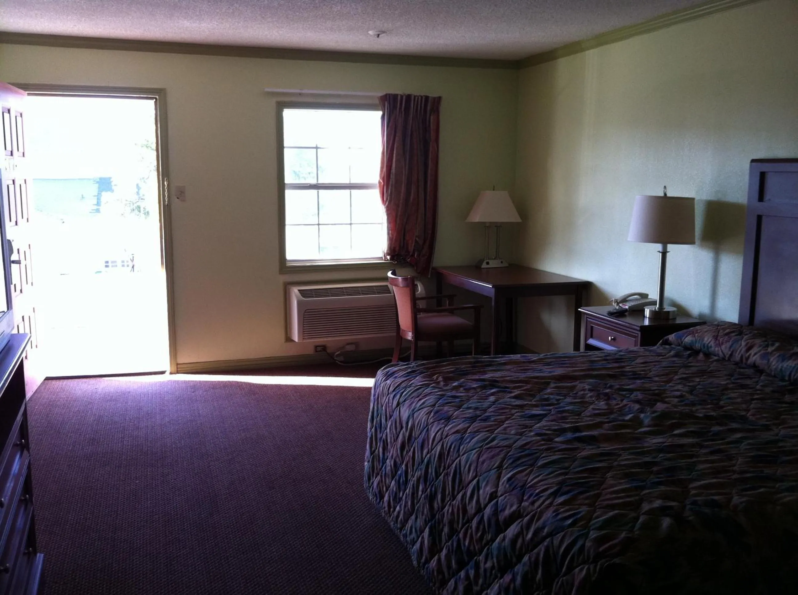 Bed in Victorian Inn Midland