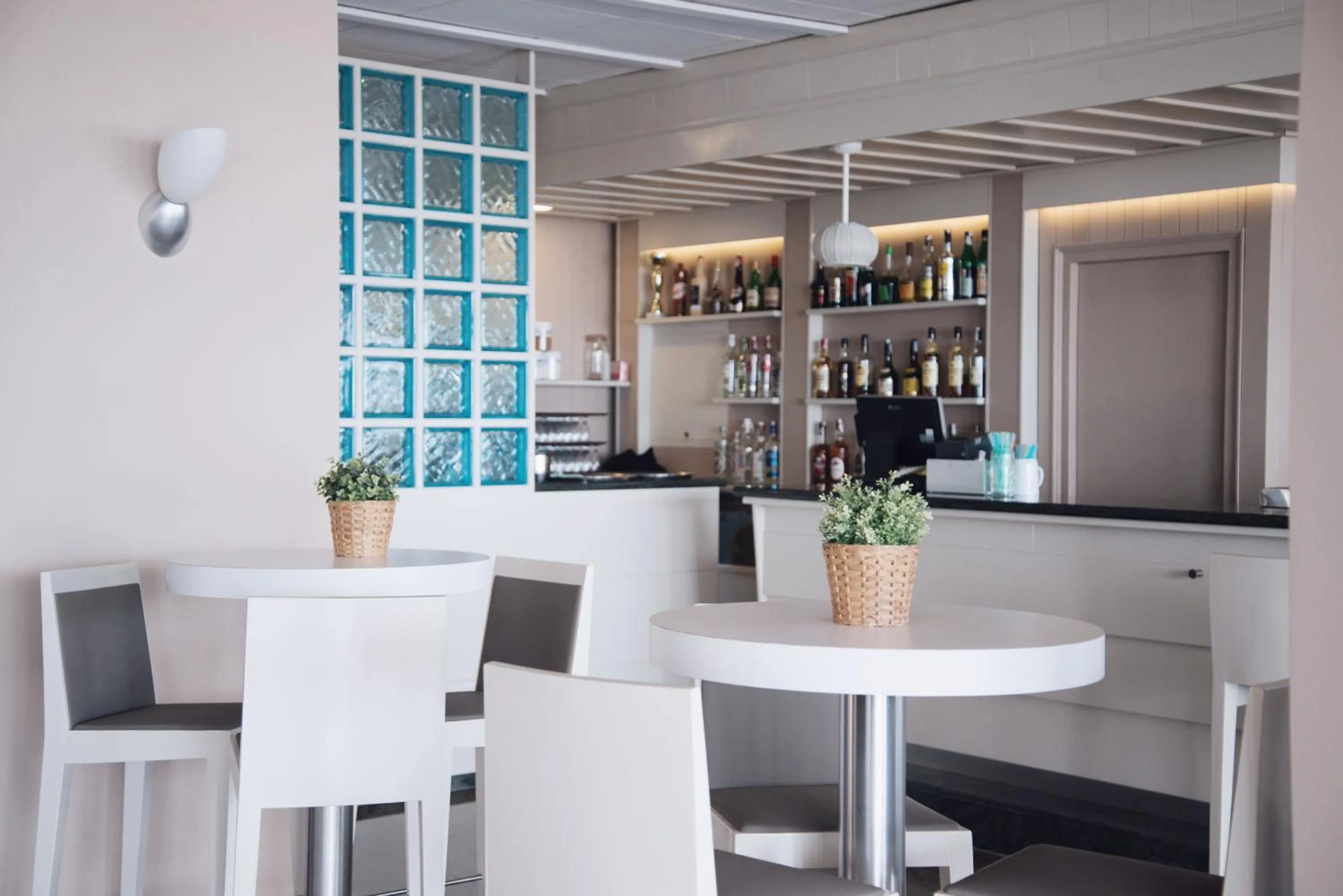 Lounge or bar in Hotel Monterrey Roses by Pierre & Vacances