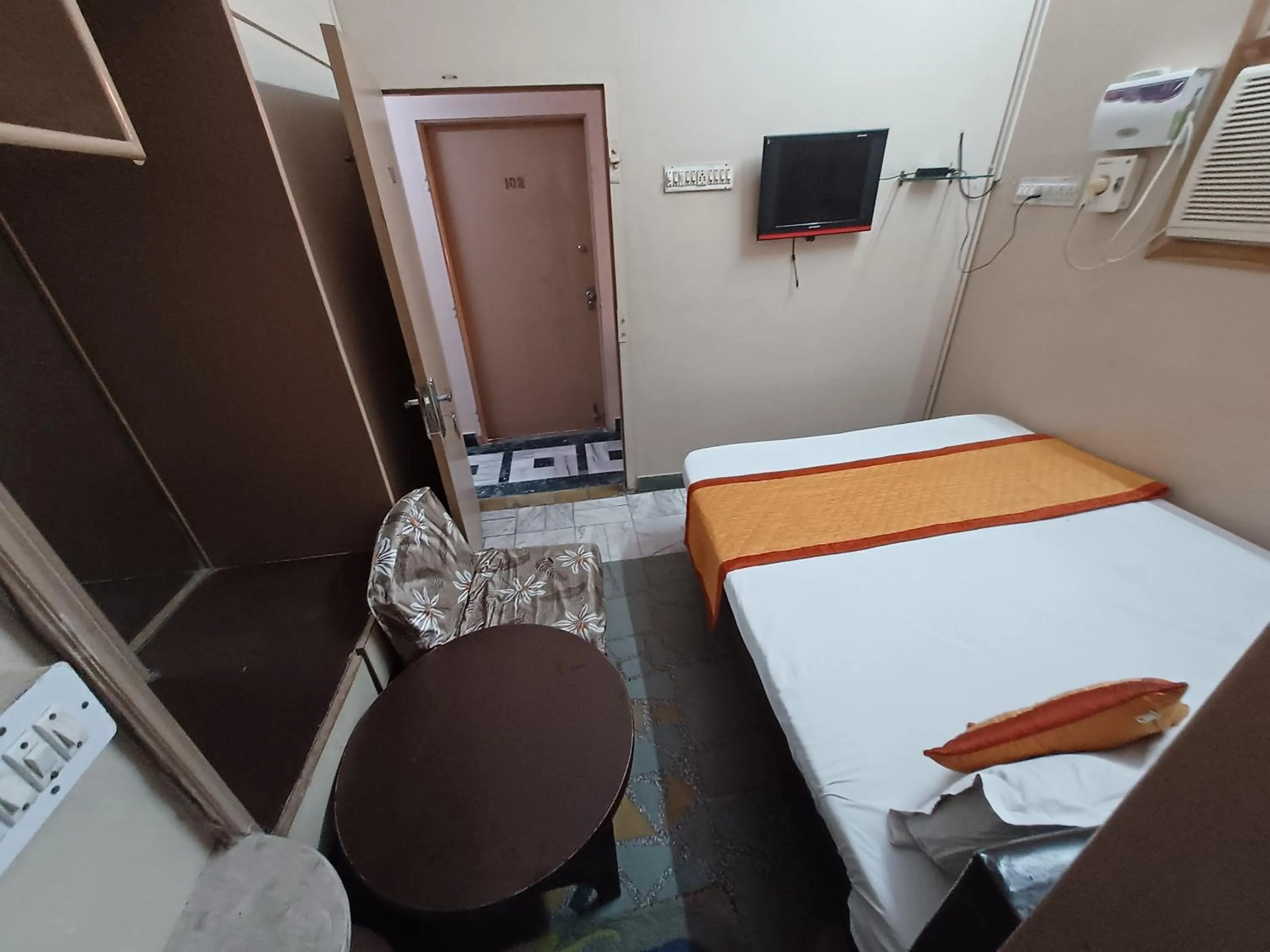 Photo of the whole room, Bed in Kailash Hotel