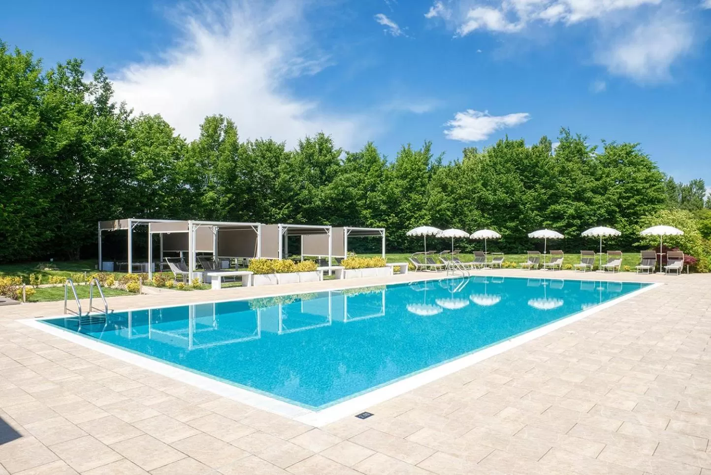 Swimming pool in GHV Hotel