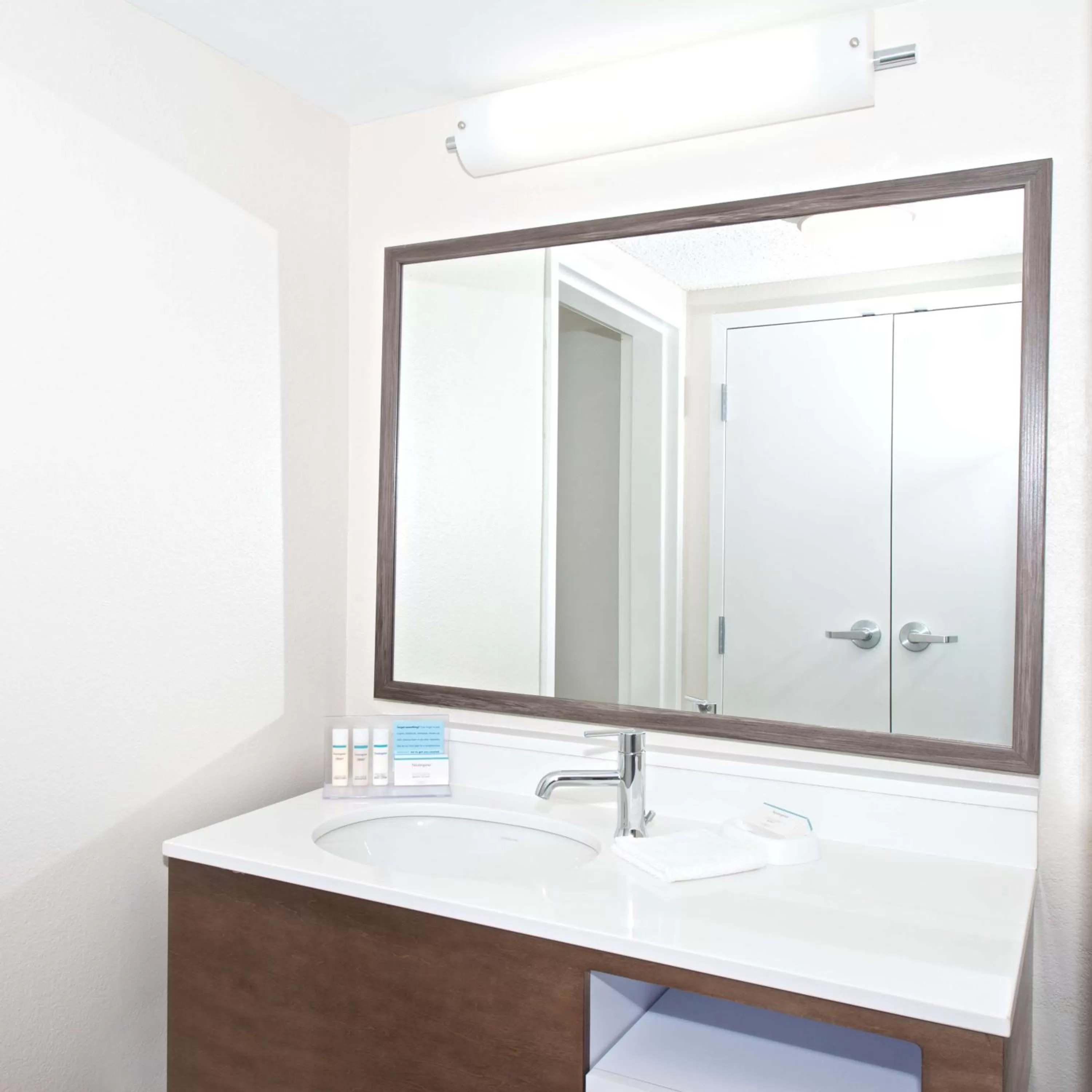 Bathroom in Hampton Inn & Suites N Ft Worth-Alliance Airport