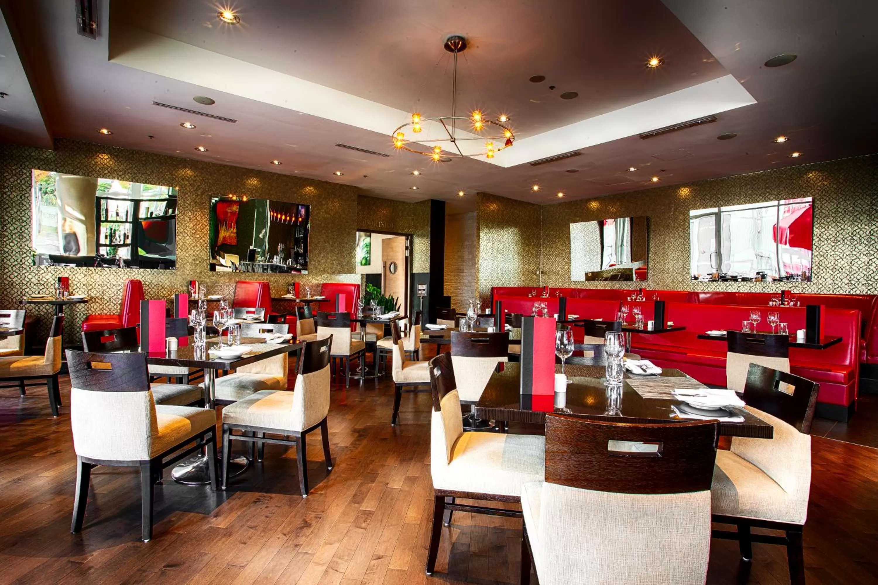 Restaurant/places to eat in Pinnacle Hotel at the Pier