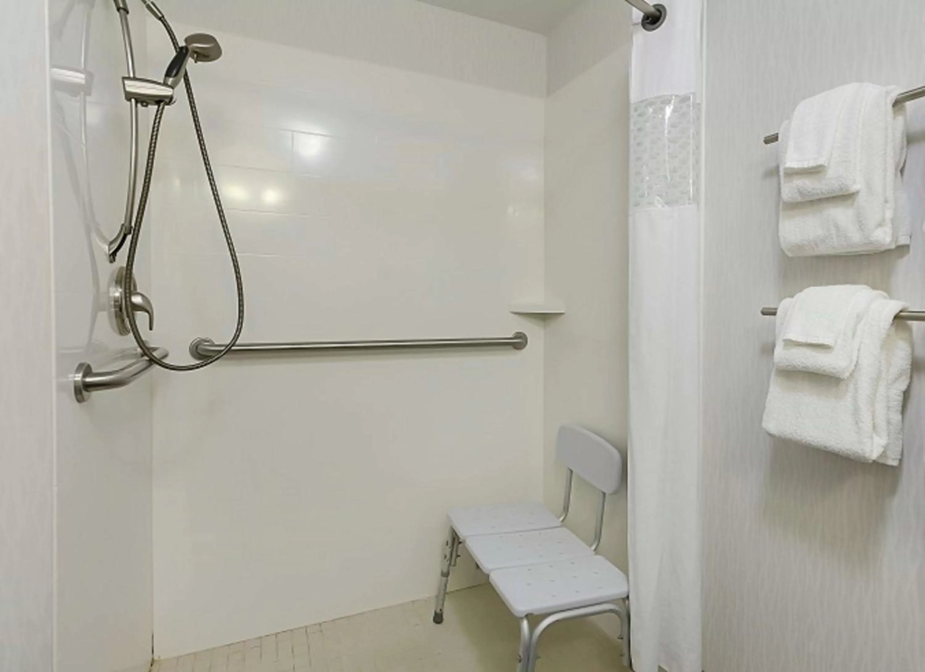 Bathroom in Hampton Inn Salem