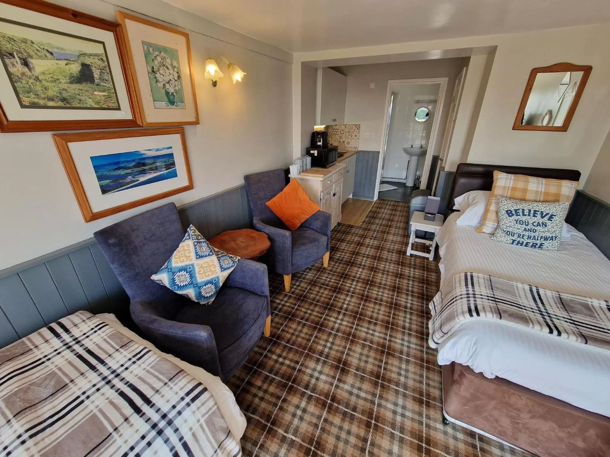 Twin Room with Shower in The Snooty Fox