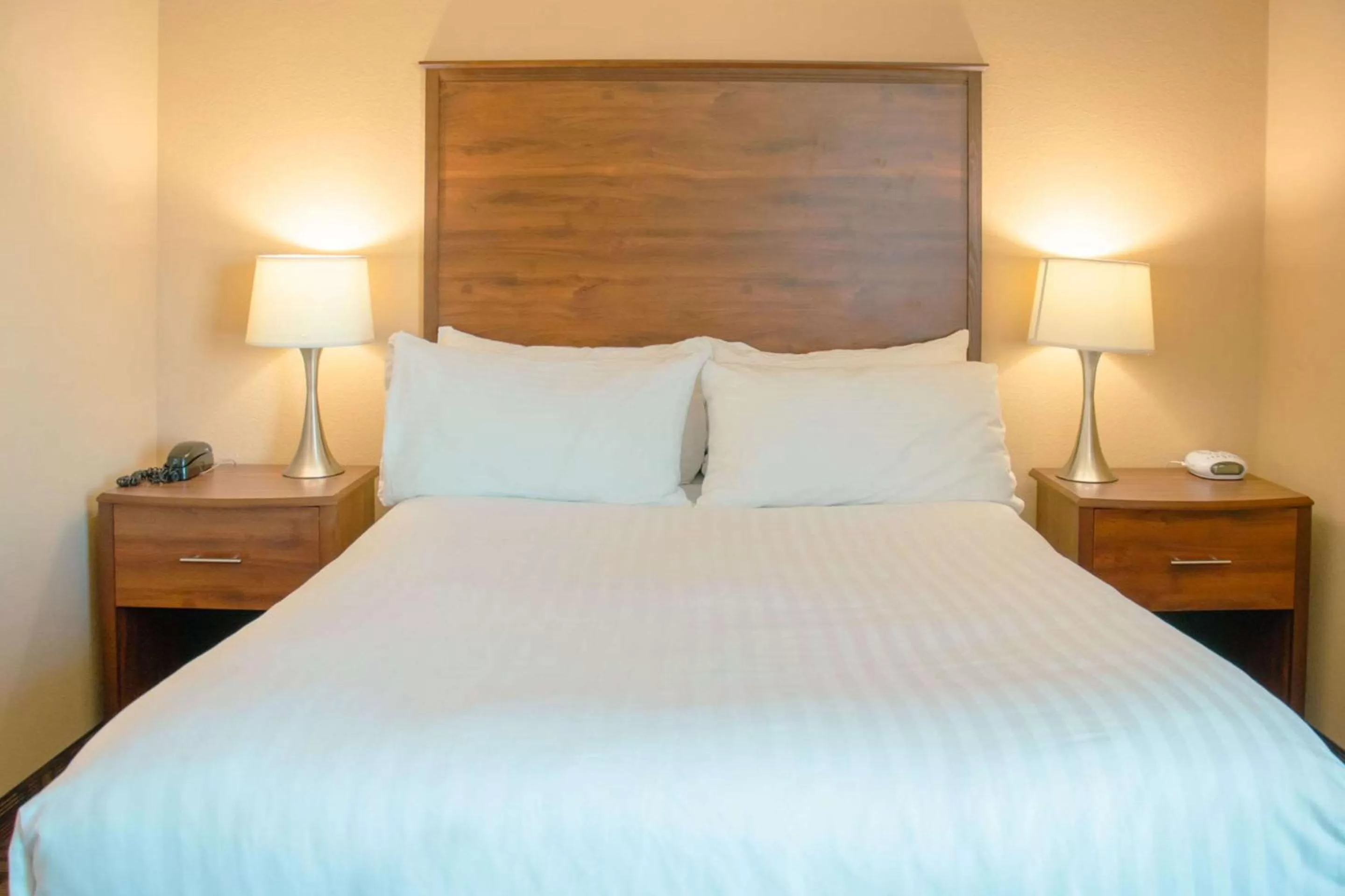 Bedroom, Bed in Grand Forks Lodge and Suites