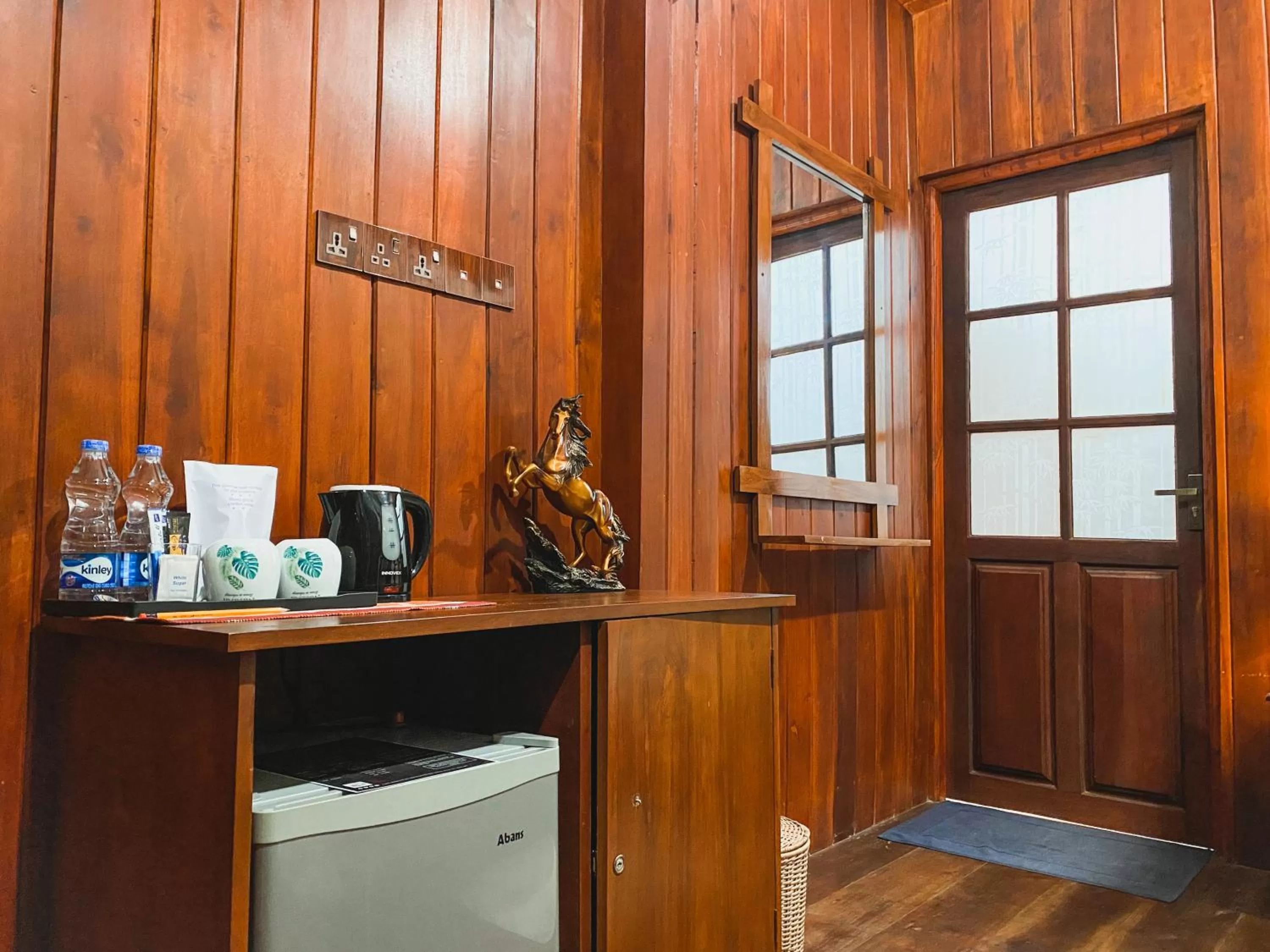 Coffee/tea facilities, TV/Entertainment Center in Levon Boutique Hotel