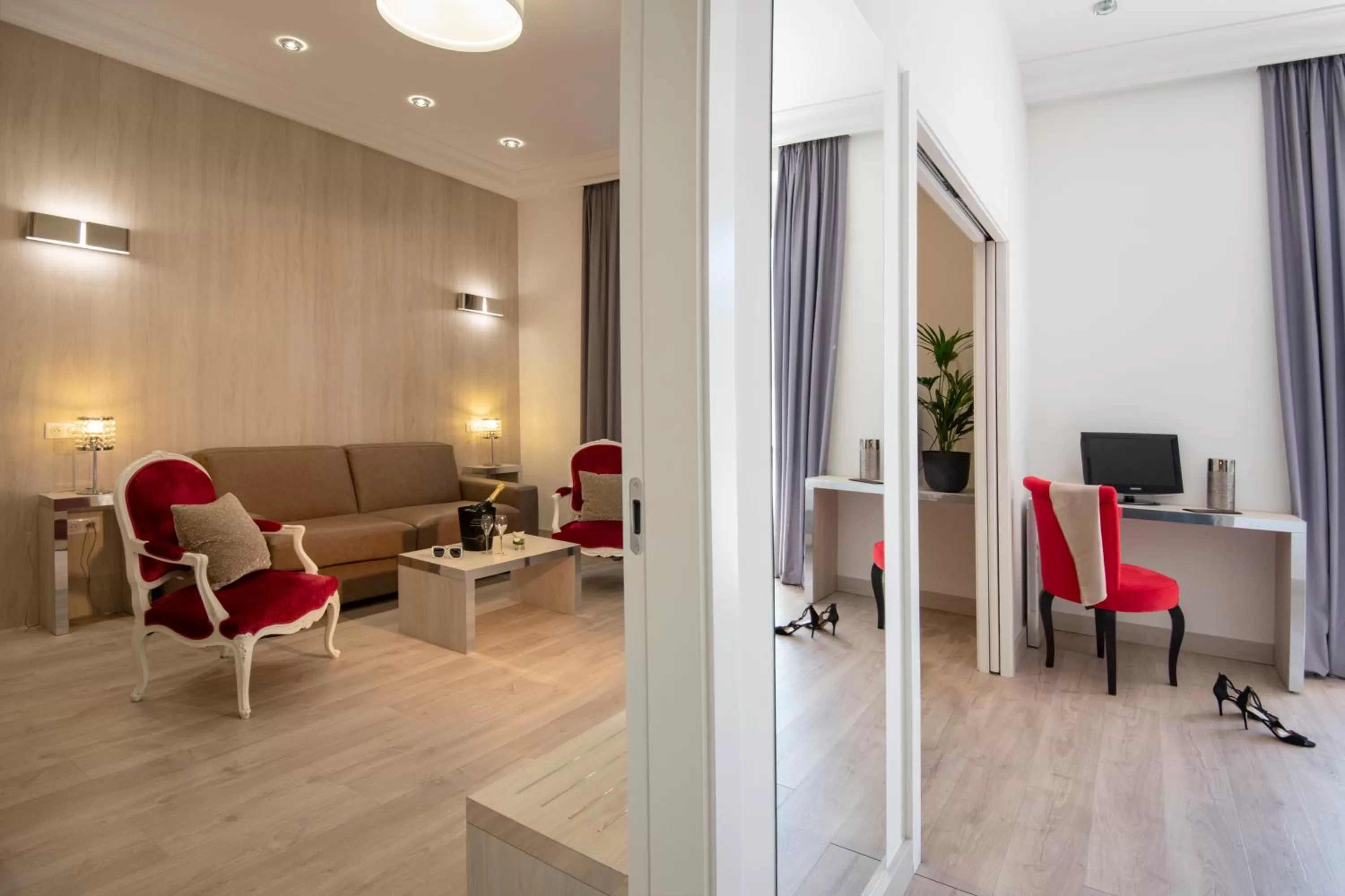 Living room in GOLDEN TULIP CANNES HOTEL de PARIS